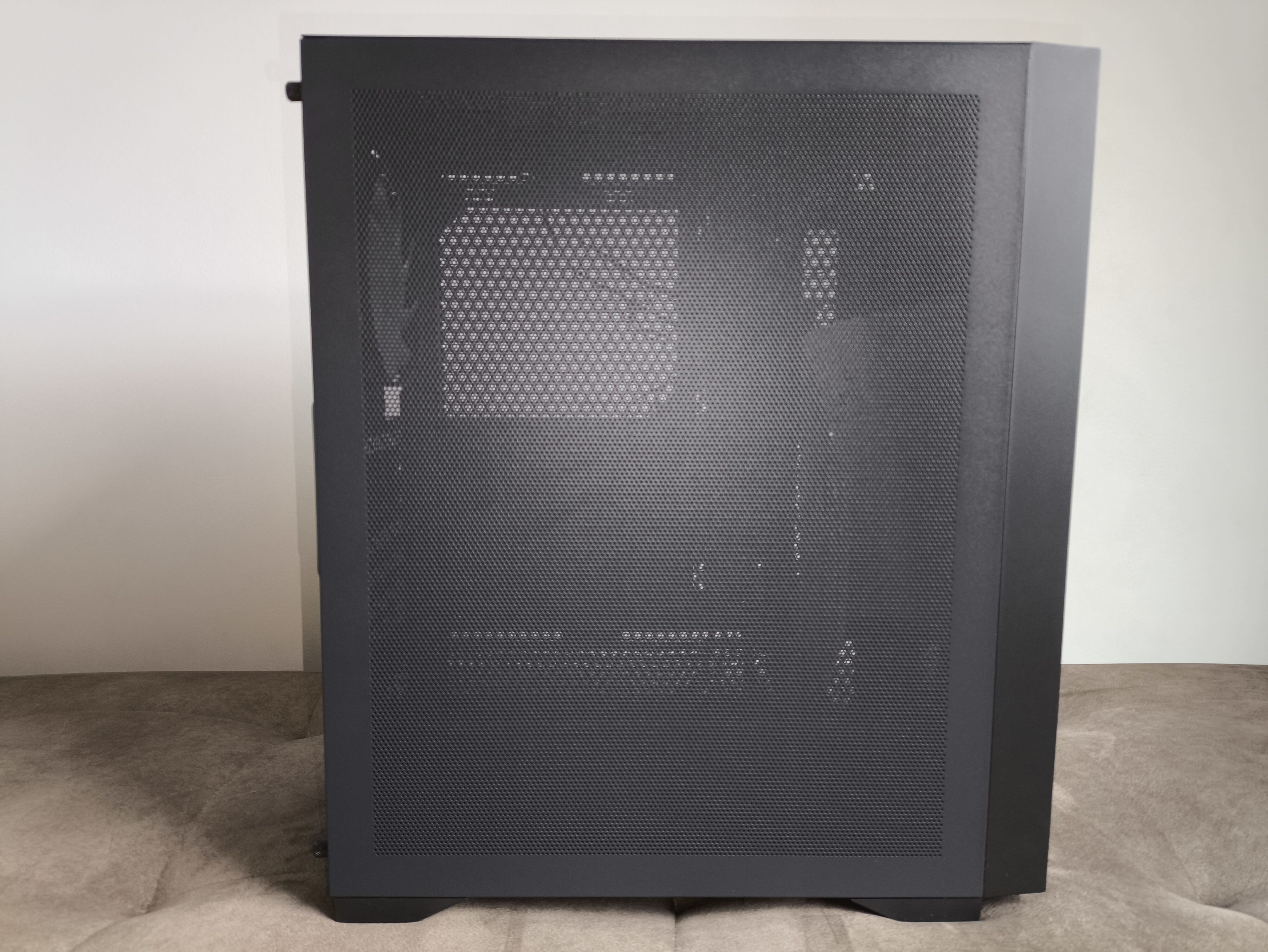 Logic Dart Pro Midi ARGB - test obudowy. Jest przewiewnie i do tego względnie tanio