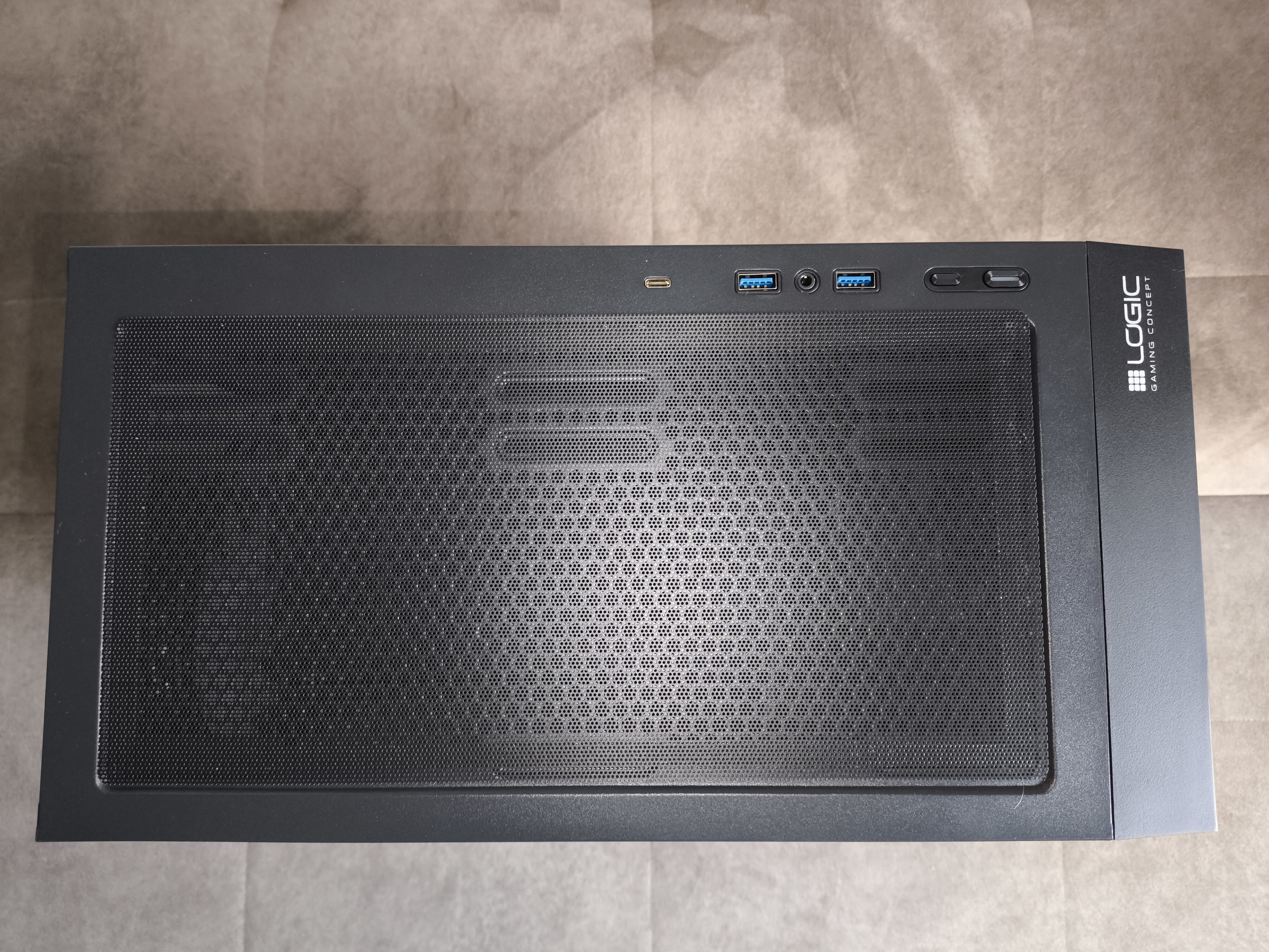 Logic Dart Pro Midi ARGB - test obudowy. Jest przewiewnie i do tego względnie tanio