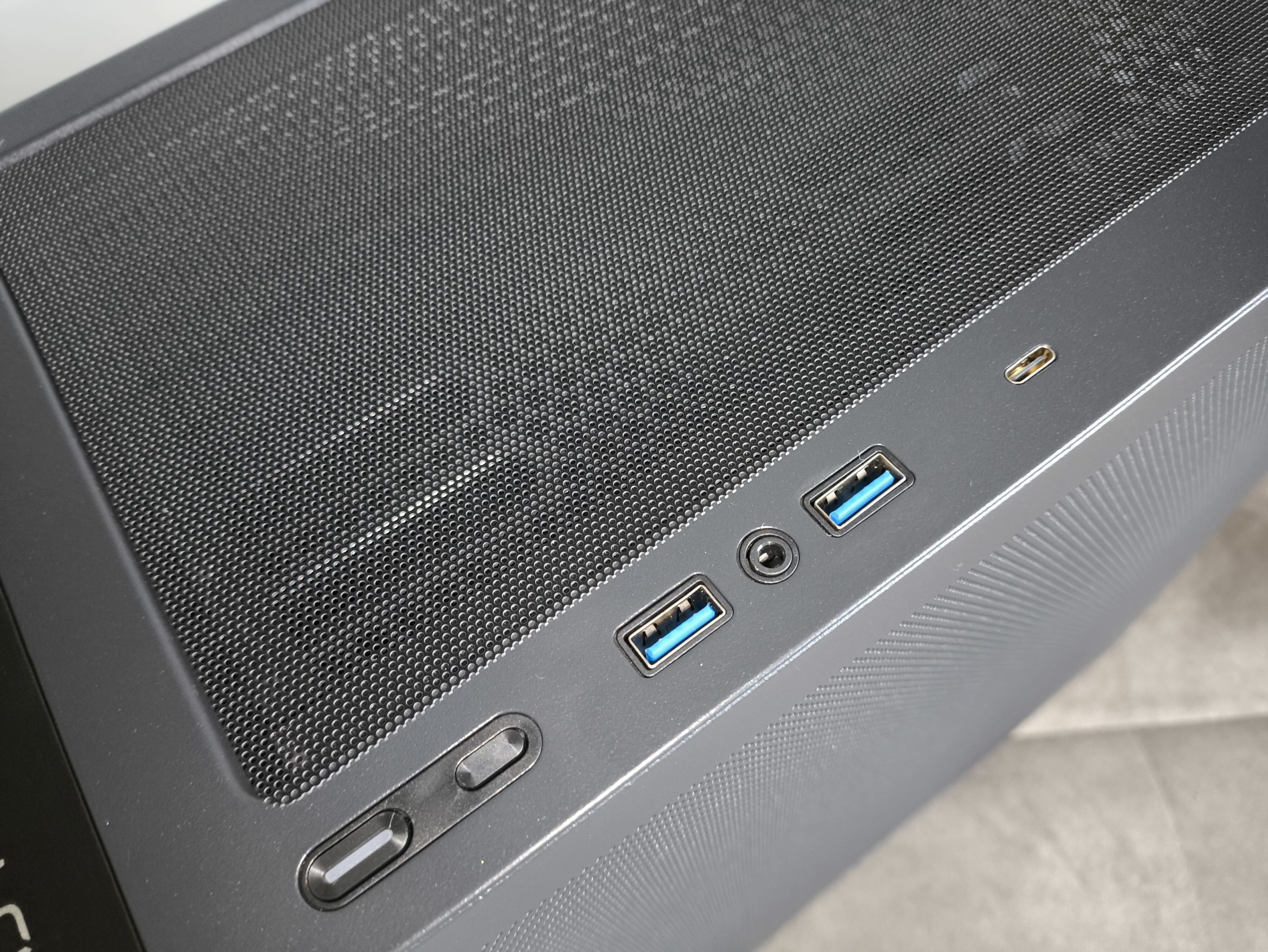 Logic Dart Pro Midi ARGB - test obudowy. Jest przewiewnie i do tego względnie tanio