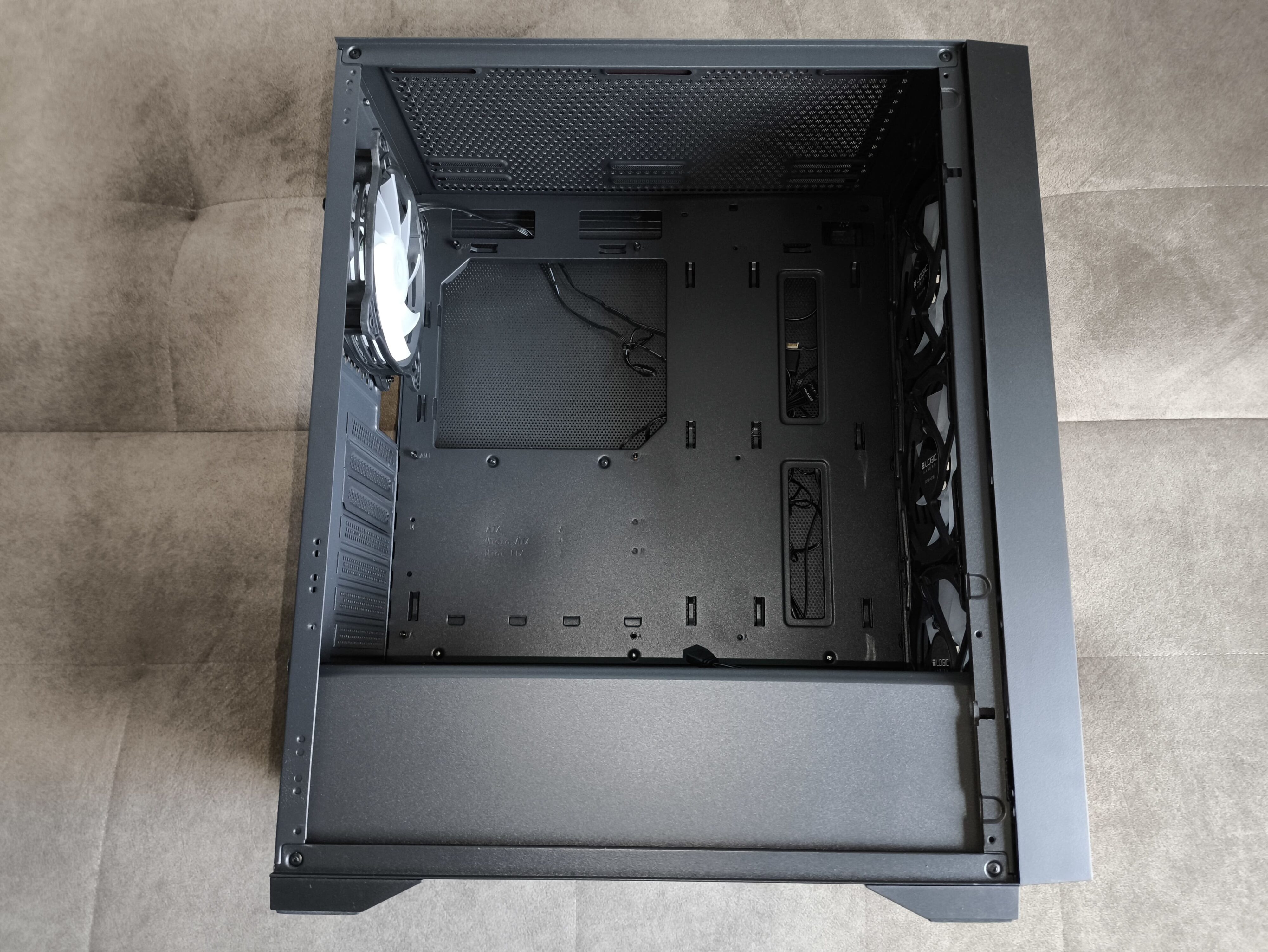 Logic Dart Pro Midi ARGB - test obudowy. Jest przewiewnie i do tego względnie tanio