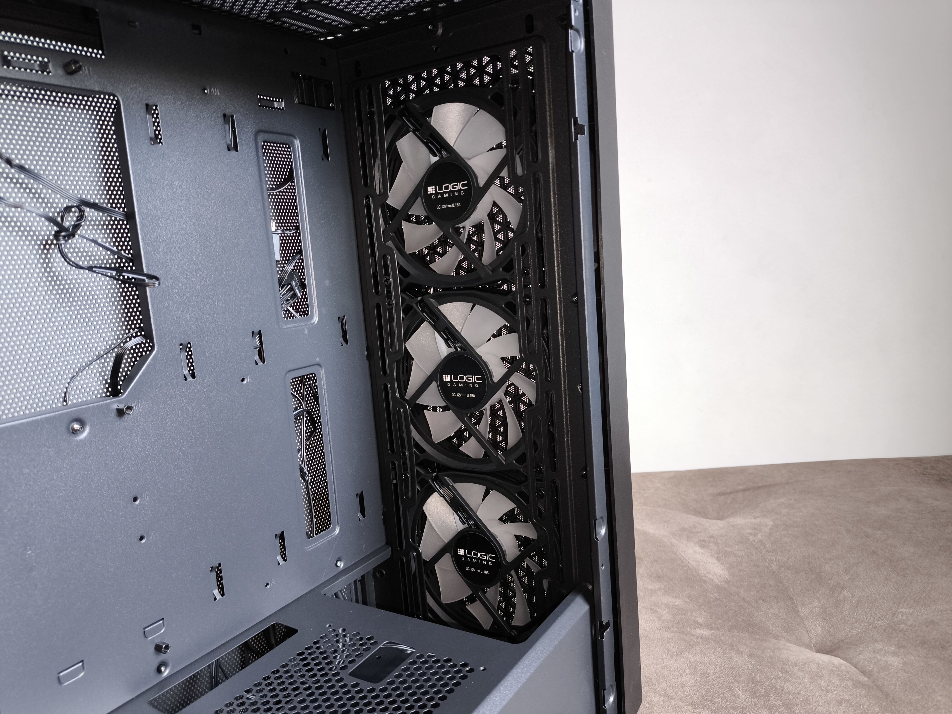 Logic Dart Pro Midi ARGB - test obudowy. Jest przewiewnie i do tego względnie tanio