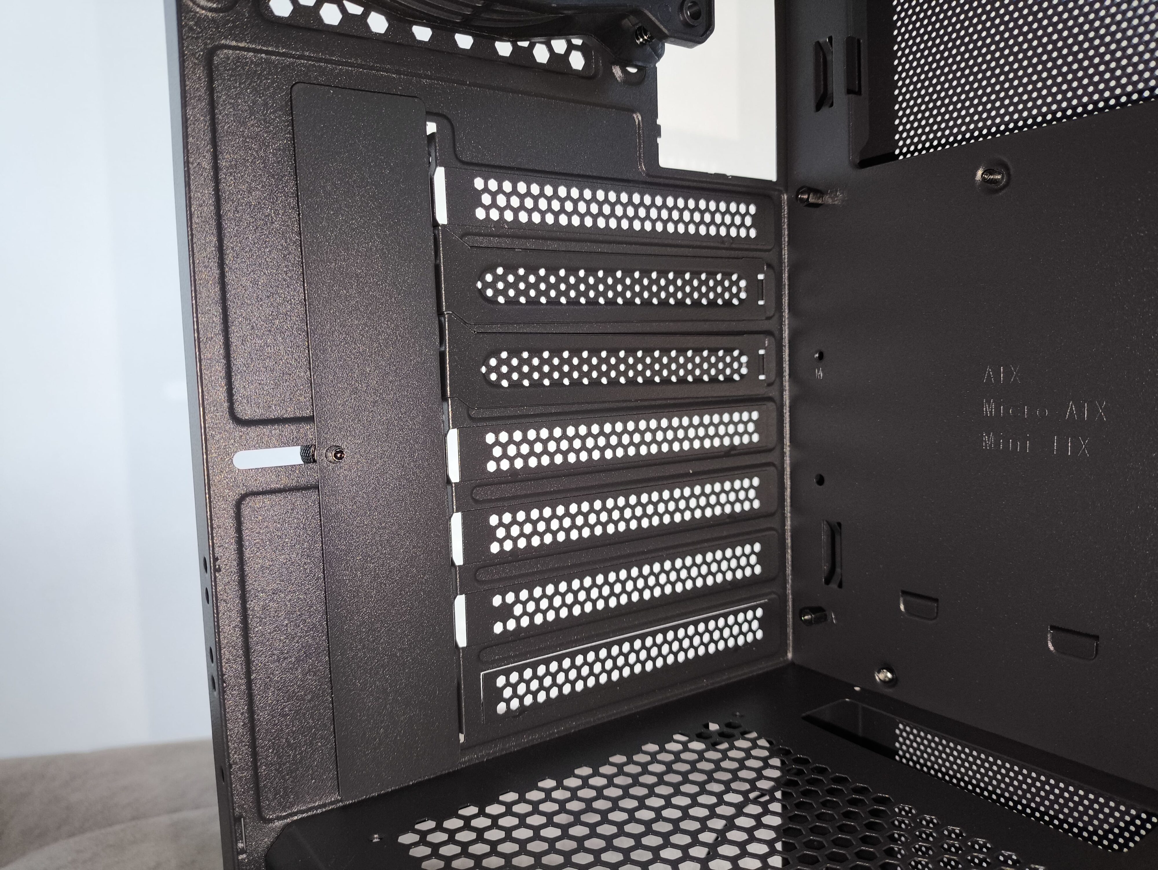 Logic Dart Pro Midi ARGB - test obudowy. Jest przewiewnie i do tego względnie tanio