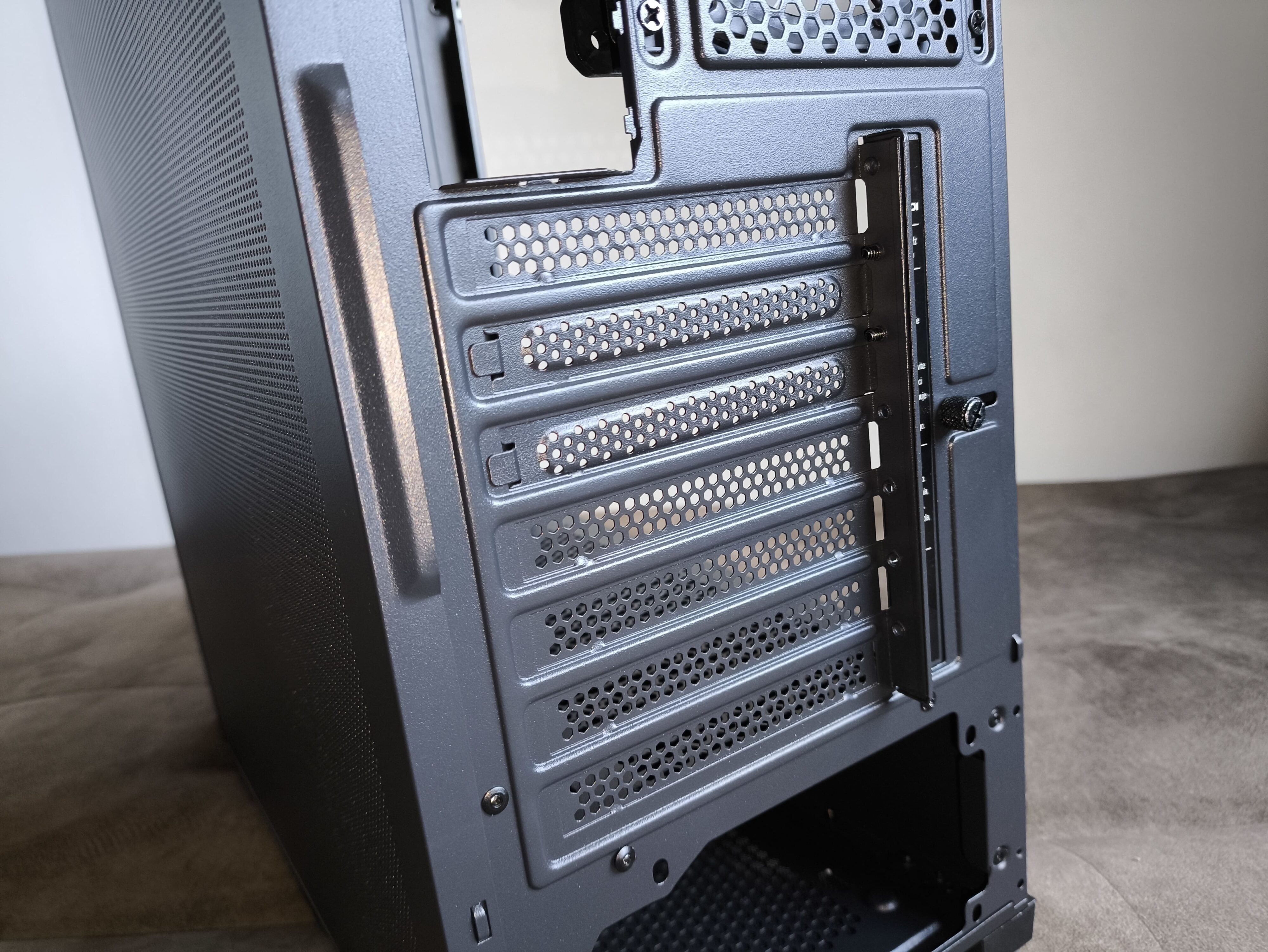 Logic Dart Pro Midi ARGB - test obudowy. Jest przewiewnie i do tego względnie tanio