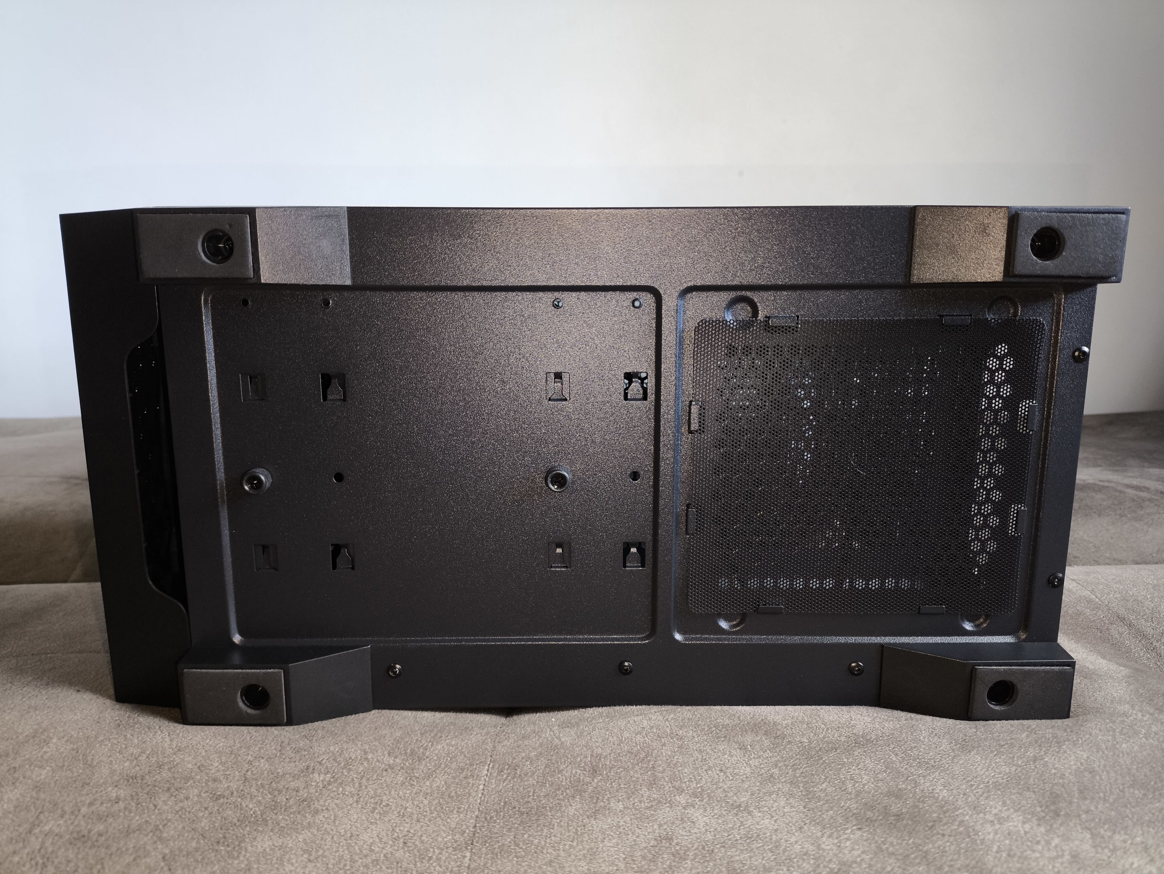 Logic Dart Pro Midi ARGB - test obudowy. Jest przewiewnie i do tego względnie tanio