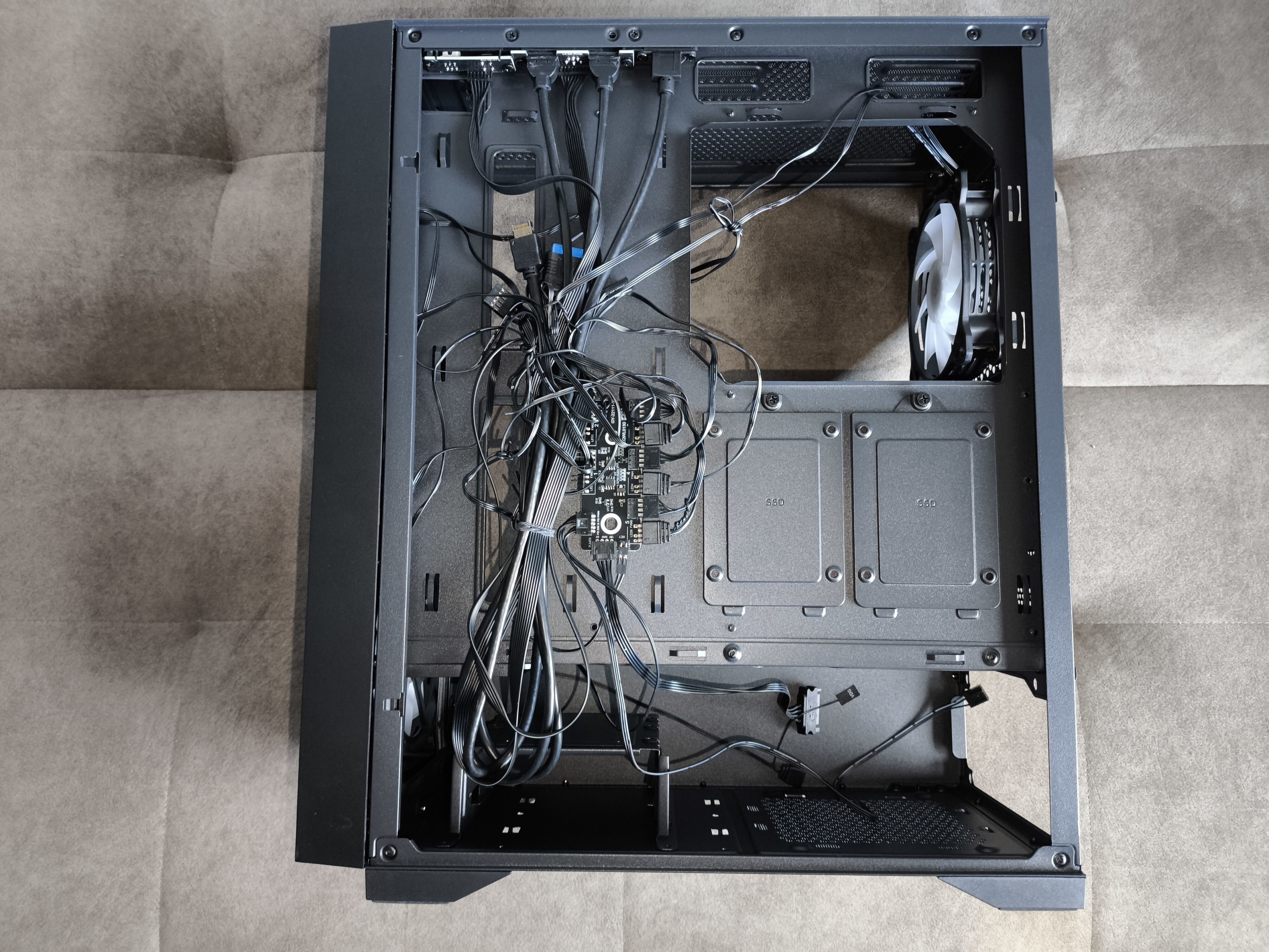 Logic Dart Pro Midi ARGB - test obudowy. Jest przewiewnie i do tego względnie tanio