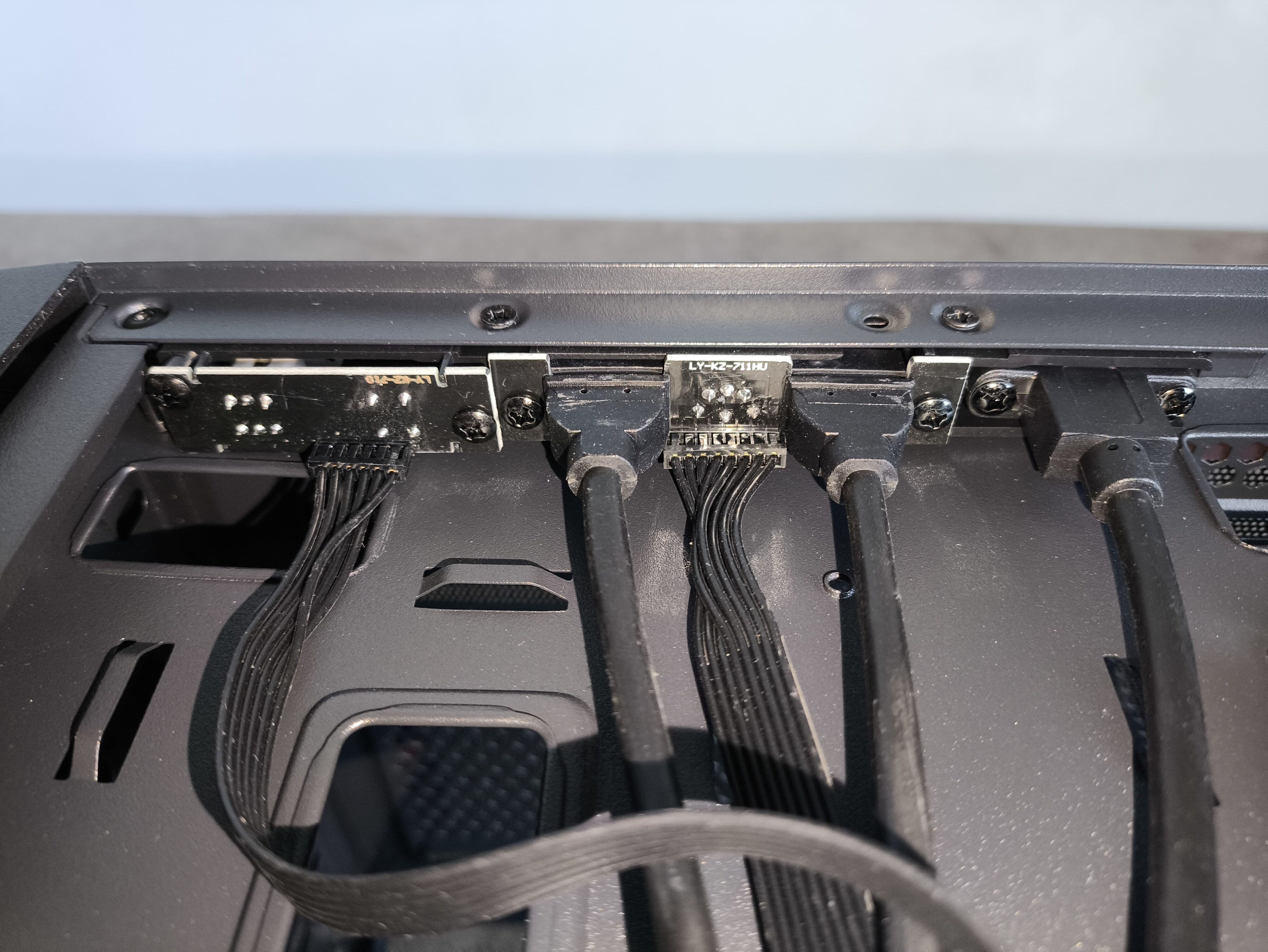 Logic Dart Pro Midi ARGB - test obudowy. Jest przewiewnie i do tego względnie tanio