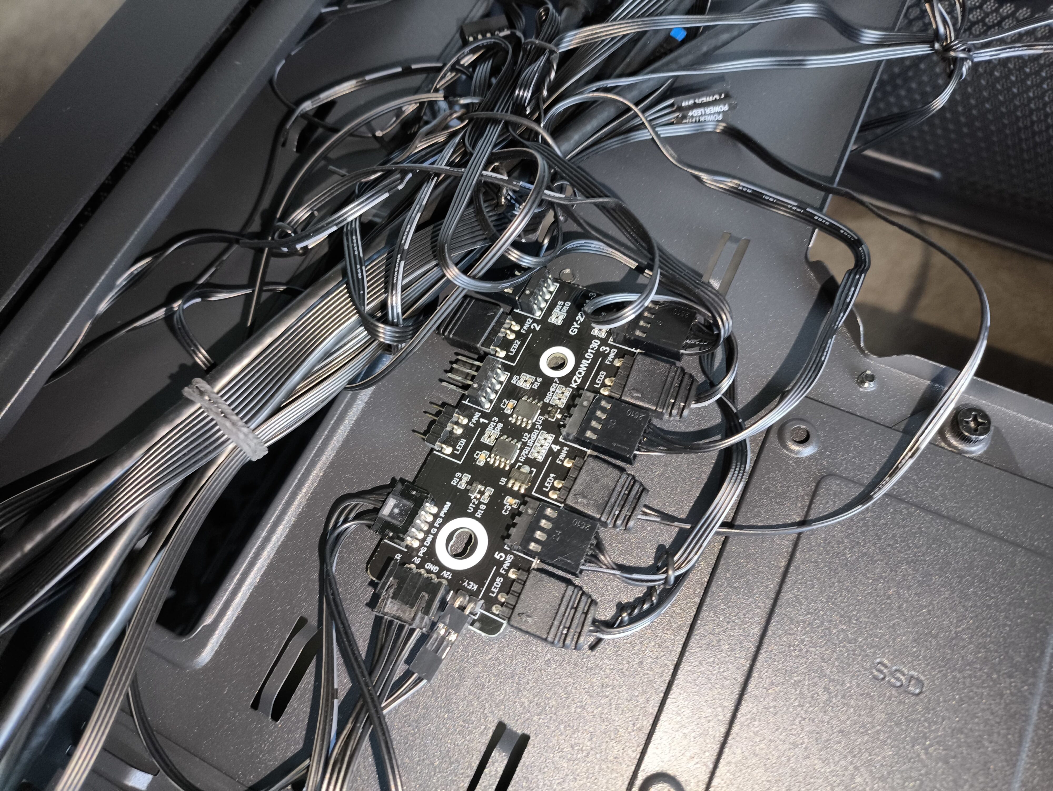 Logic Dart Pro Midi ARGB - test obudowy. Jest przewiewnie i do tego względnie tanio