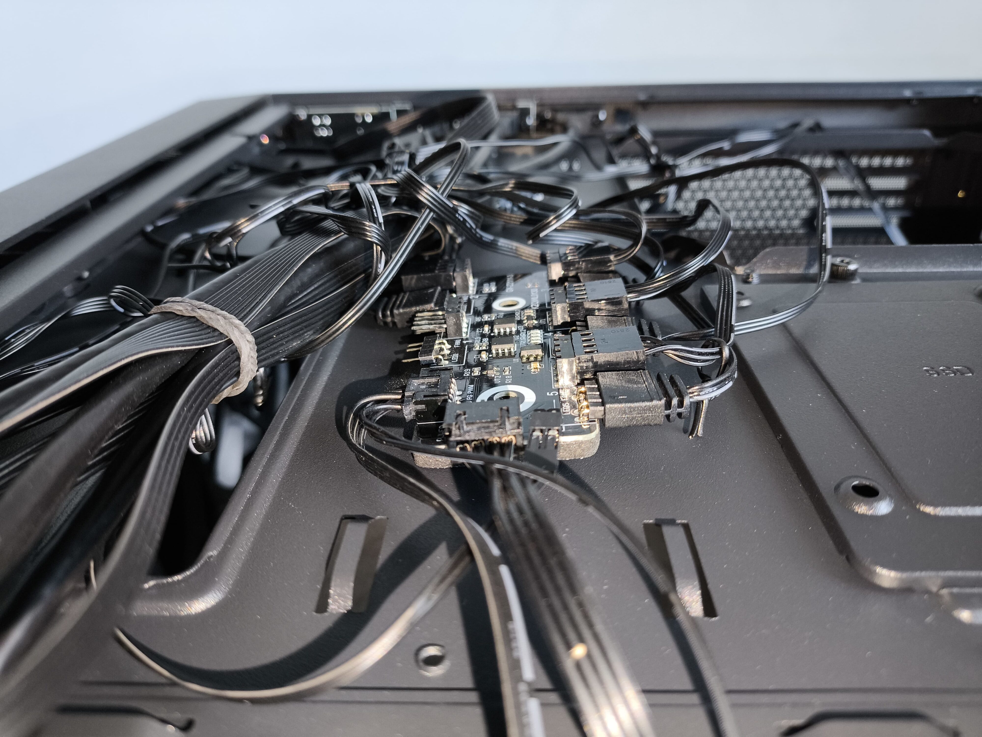 Logic Dart Pro Midi ARGB - test obudowy. Jest przewiewnie i do tego względnie tanio