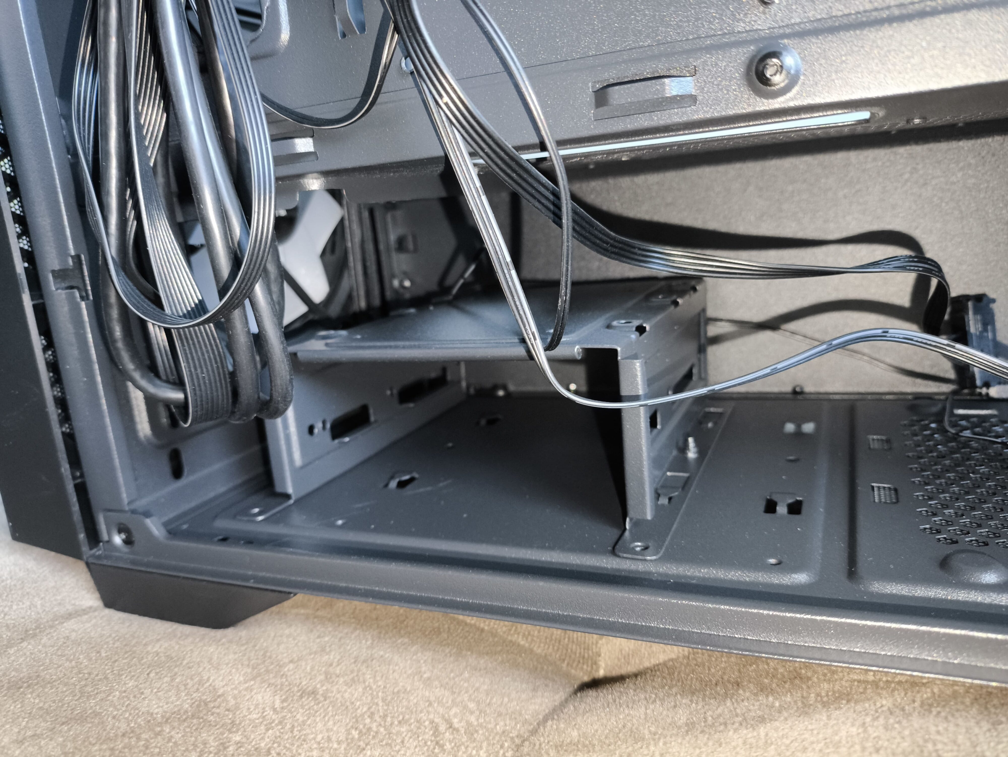 Logic Dart Pro Midi ARGB - test obudowy. Jest przewiewnie i do tego względnie tanio