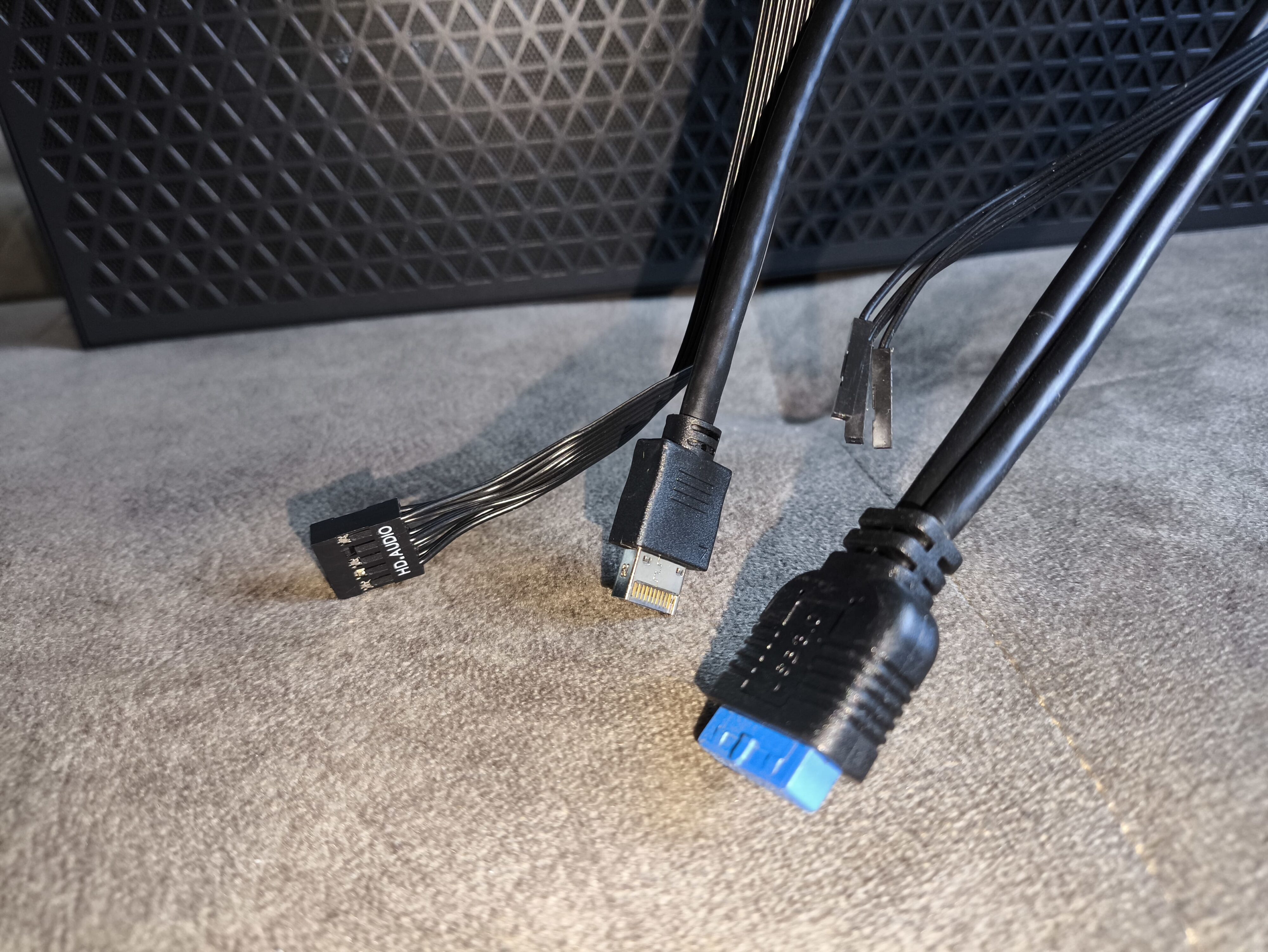 Logic Dart Pro Midi ARGB - test obudowy. Jest przewiewnie i do tego względnie tanio