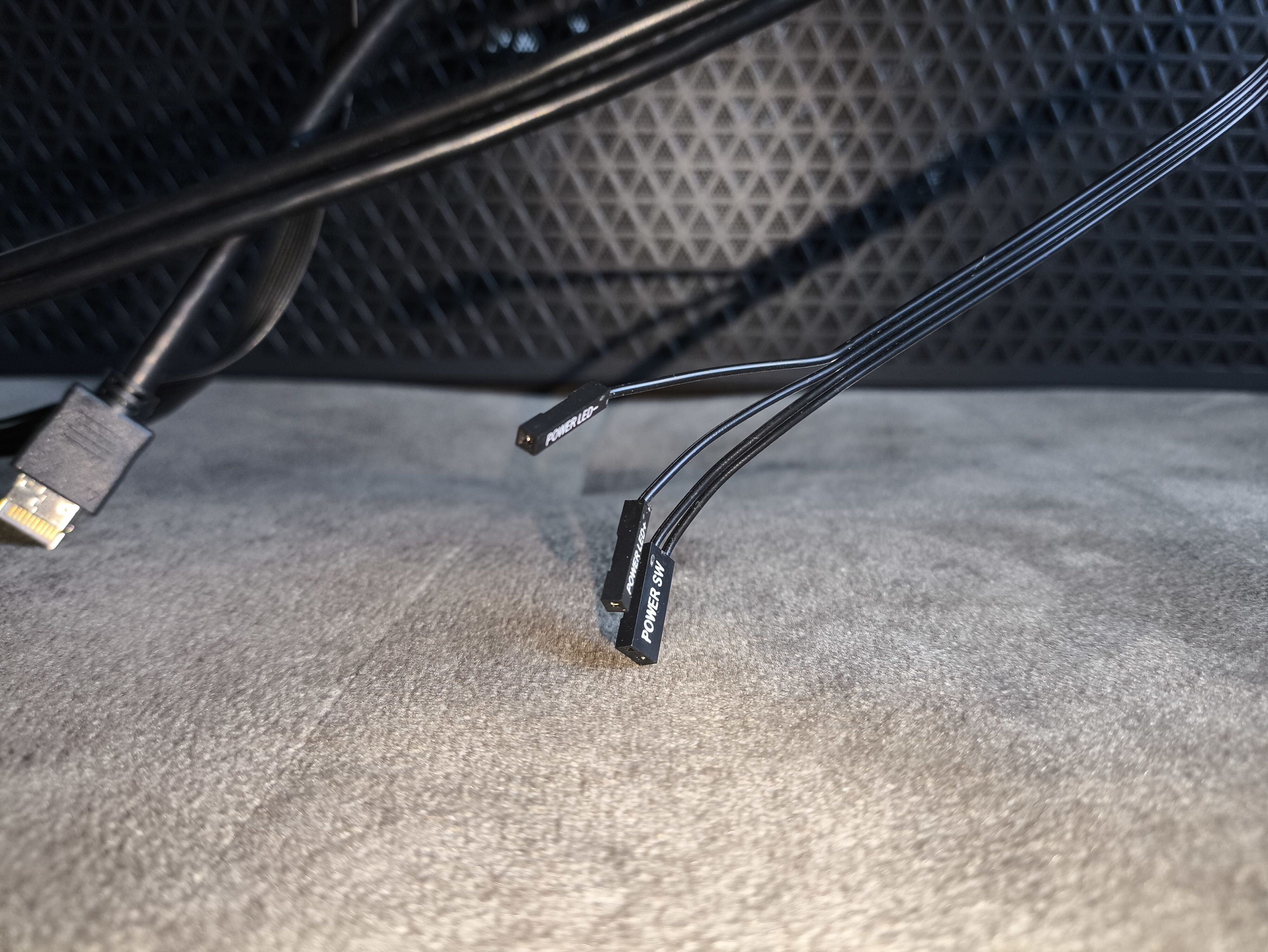 Logic Dart Pro Midi ARGB - test obudowy. Jest przewiewnie i do tego względnie tanio