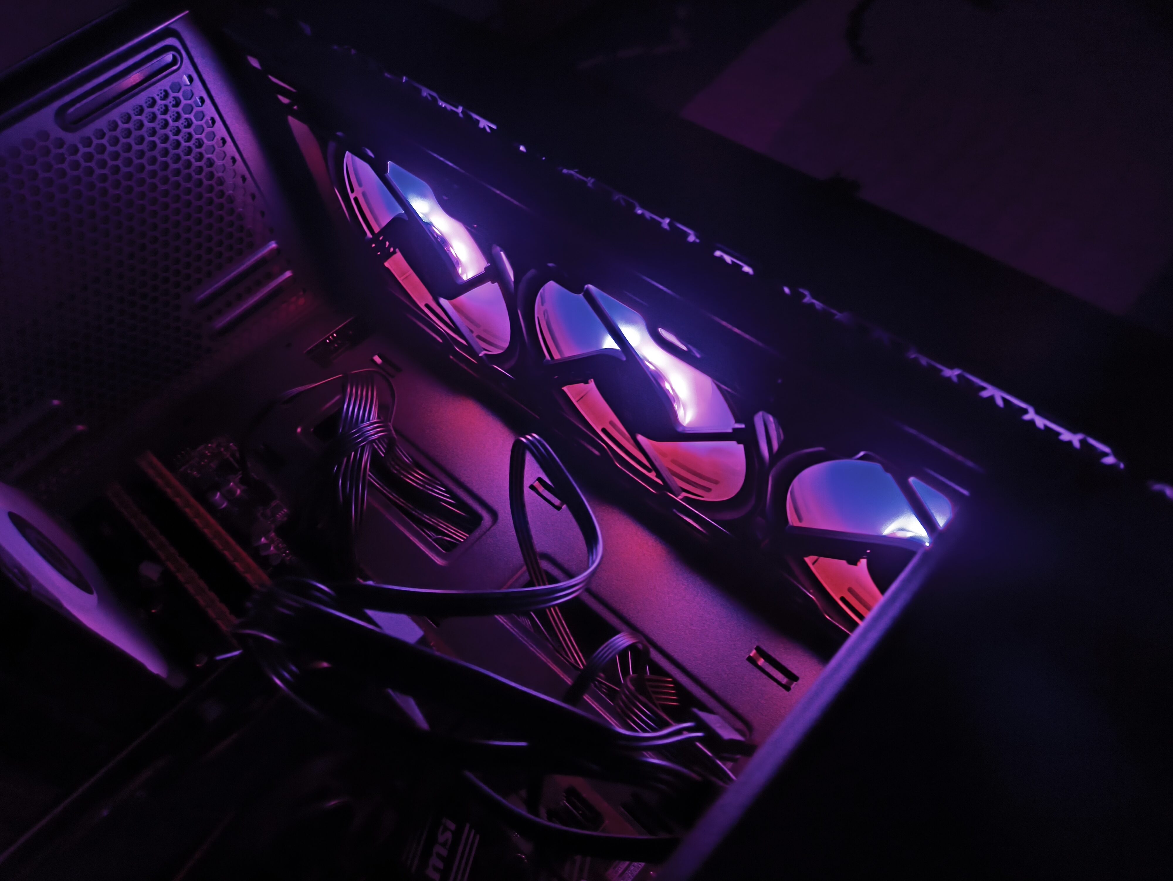 Logic Dart Pro Midi ARGB - test obudowy. Jest przewiewnie i do tego względnie tanio