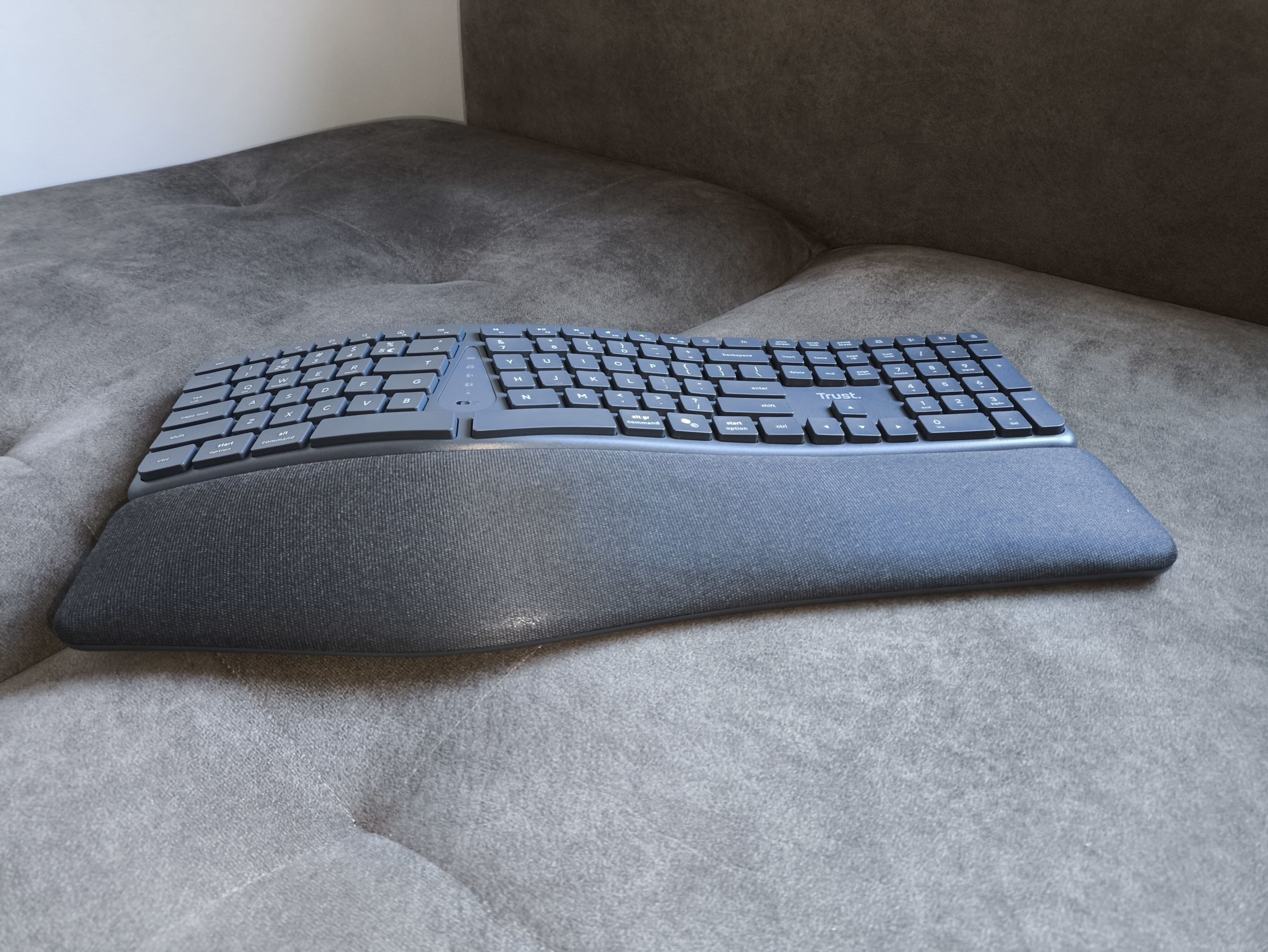 Trust Keyra - test bardzo ergonomicznej klawiatury. Przynajmniej według słów Trusta