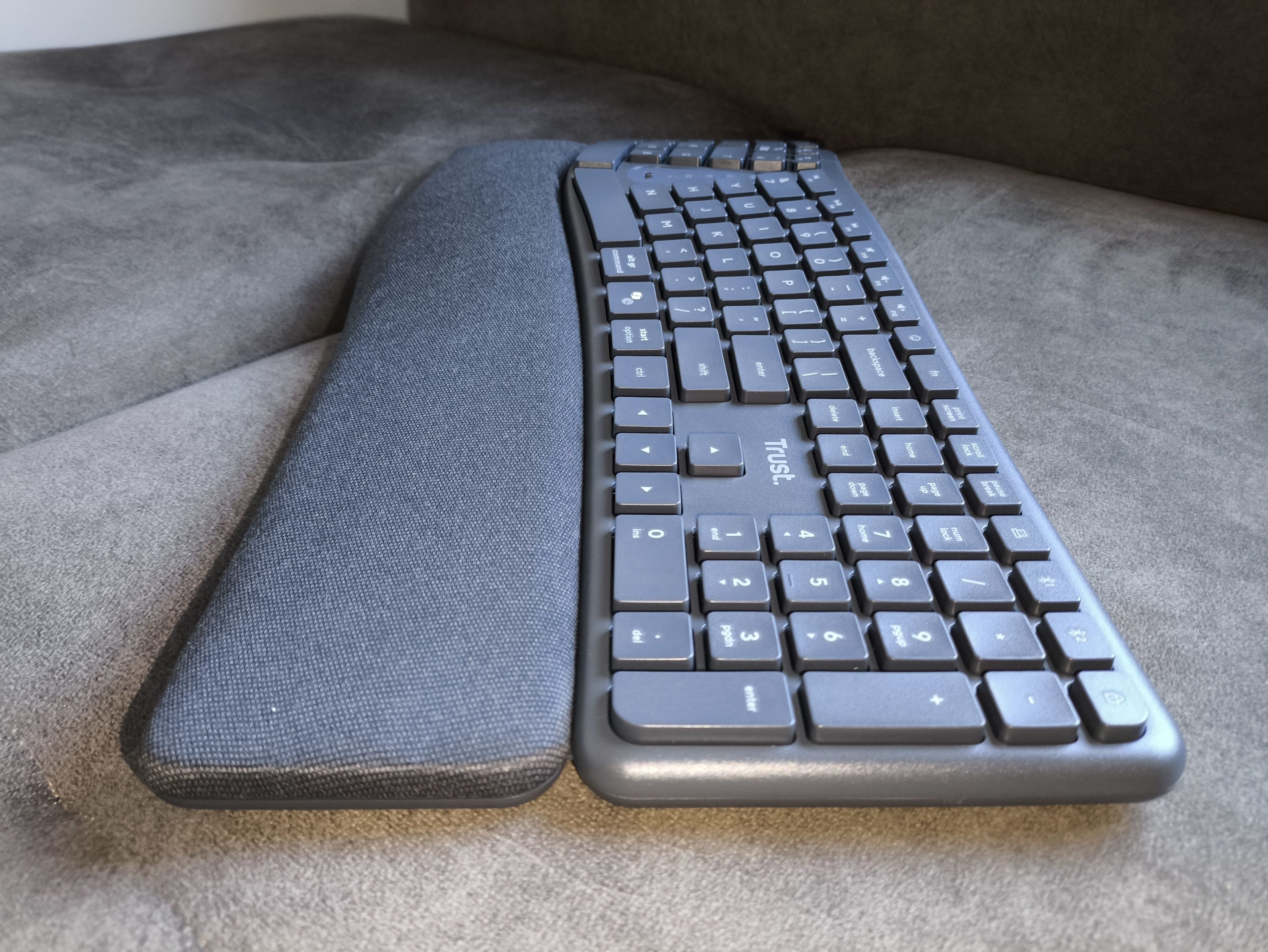 Trust Keyra - test bardzo ergonomicznej klawiatury. Przynajmniej według słów Trusta