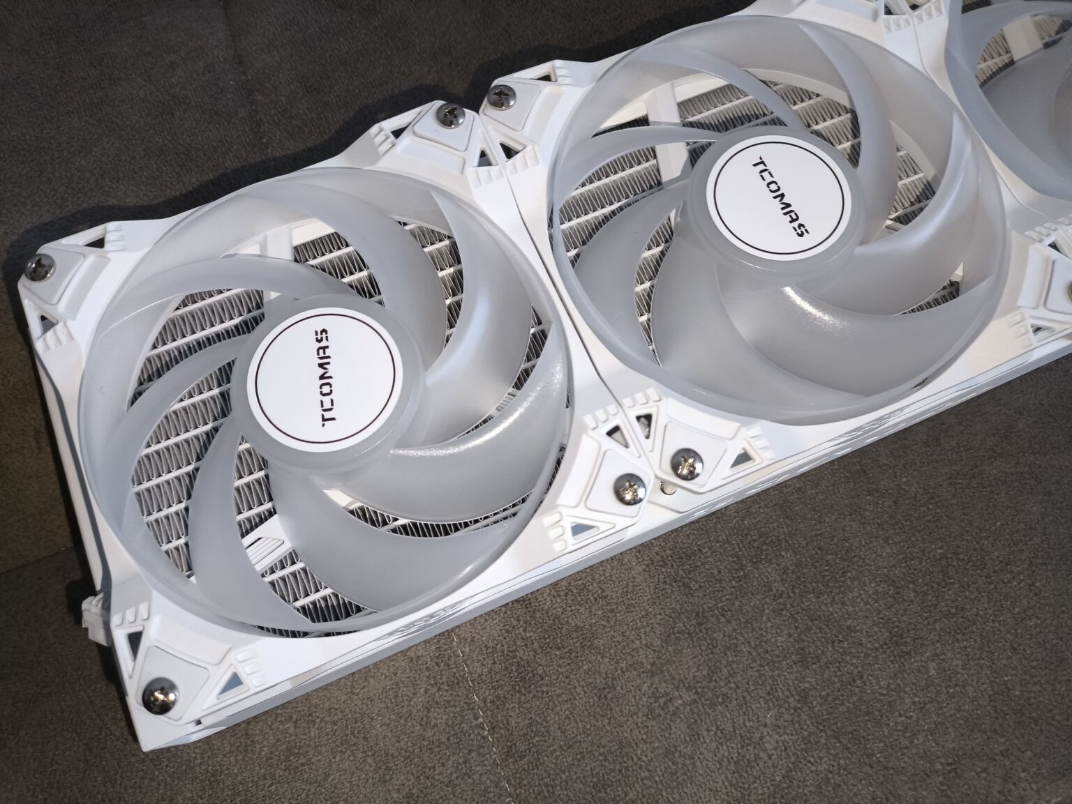 TComas LE100 360 - test chłodzenia AIO. Jest tanio, a wydajnością zawstydza dużo droższych modeli