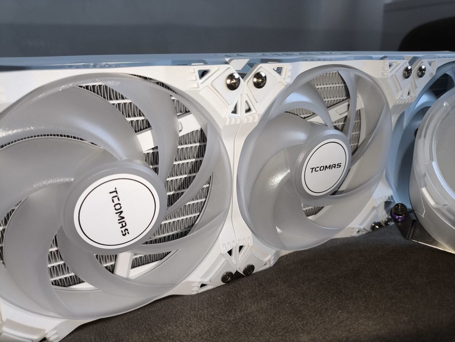 TComas LE100 360 - test chłodzenia AIO. Jest tanio, a wydajnością zawstydza dużo droższych modeli