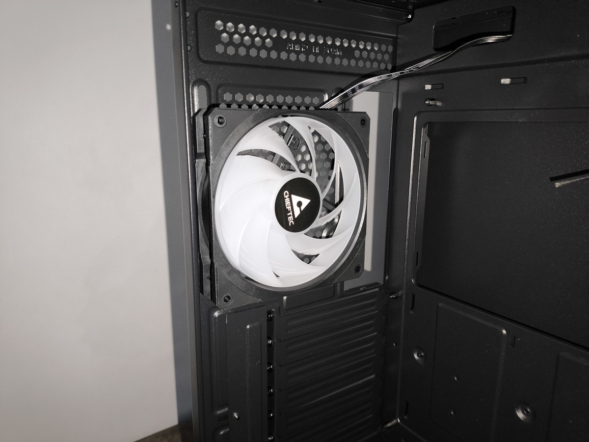 Chieftec Vista - test obudowy. Jest tanio ale nie jest jednocześnie tandetnie