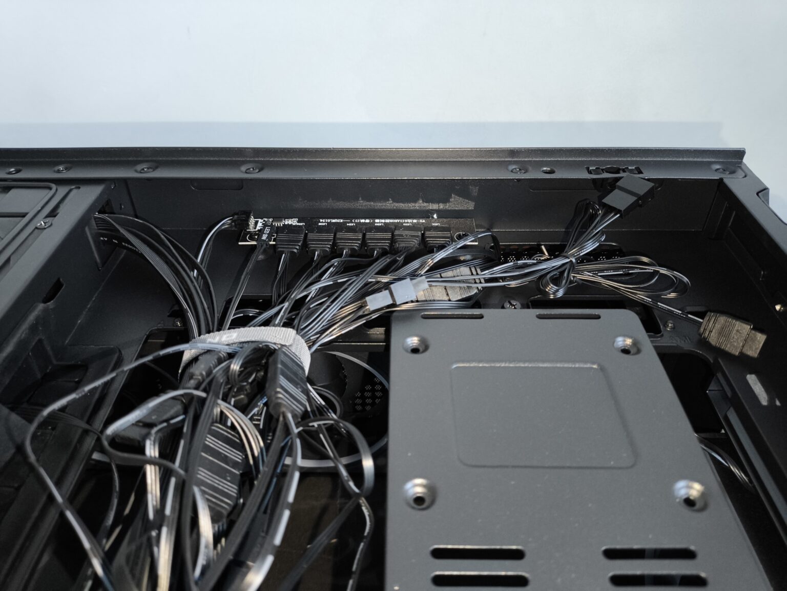 Modecom Volcano Stellar Plus ARGB Midi 8F Black - test obudowy w nowej wersji. Propozycja dla fanów rozbudowanego podświetlenia ARGB i większej ilości miejsca we wnętrzu