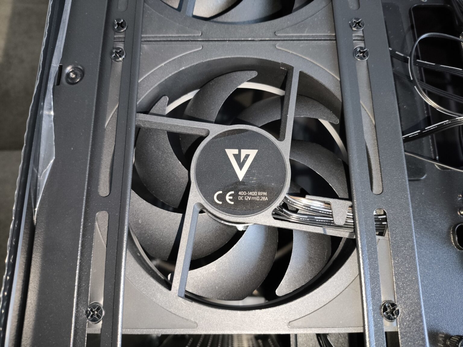 Modecom Volcano Stellar Plus ARGB Midi 8F Black - test obudowy w nowej wersji. Propozycja dla fanów rozbudowanego podświetlenia ARGB i większej ilości miejsca we wnętrzu