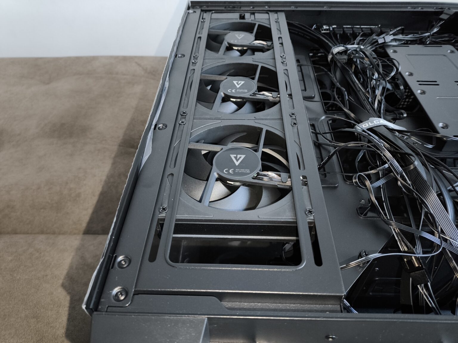 Modecom Volcano Stellar Plus ARGB Midi 8F Black - test obudowy w nowej wersji. Propozycja dla fanów rozbudowanego podświetlenia ARGB i większej ilości miejsca we wnętrzu