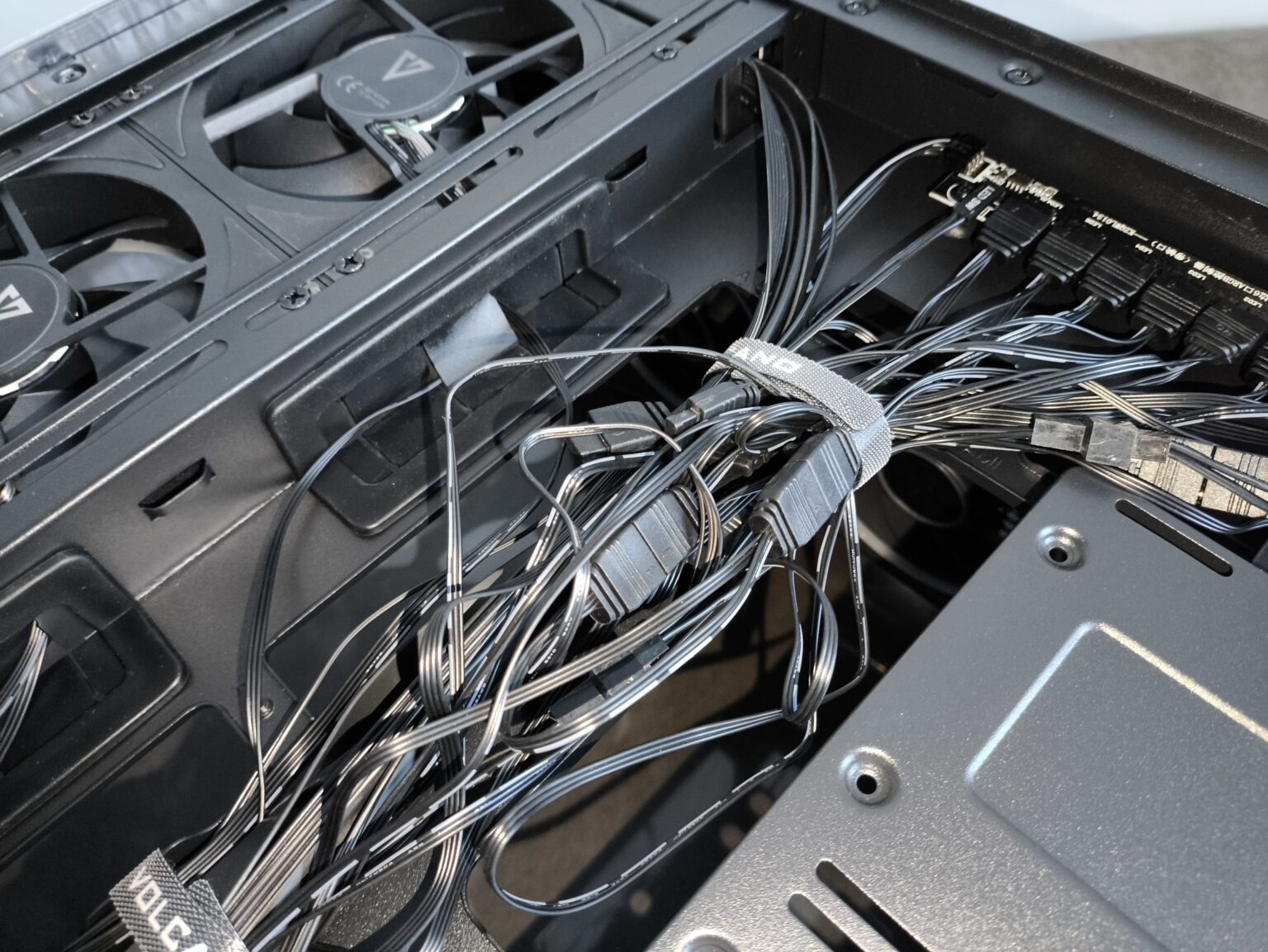 Modecom Volcano Stellar Plus ARGB Midi 8F Black - test obudowy w nowej wersji. Propozycja dla fanów rozbudowanego podświetlenia ARGB i większej ilości miejsca we wnętrzu