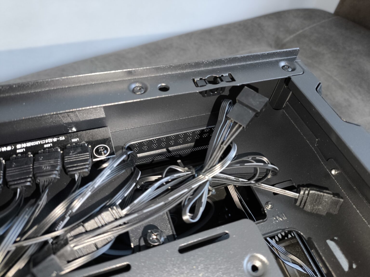 Modecom Volcano Stellar Plus ARGB Midi 8F Black - test obudowy w nowej wersji. Propozycja dla fanów rozbudowanego podświetlenia ARGB i większej ilości miejsca we wnętrzu