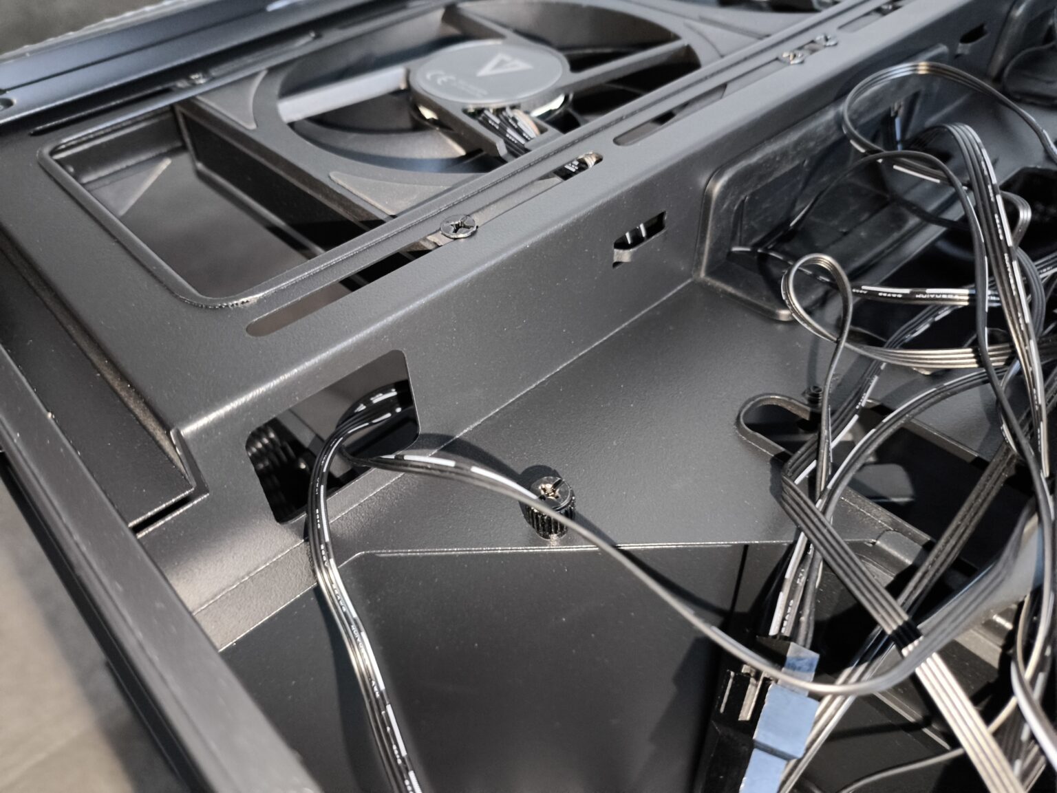 Modecom Volcano Stellar Plus ARGB Midi 8F Black - test obudowy w nowej wersji. Propozycja dla fanów rozbudowanego podświetlenia ARGB i większej ilości miejsca we wnętrzu