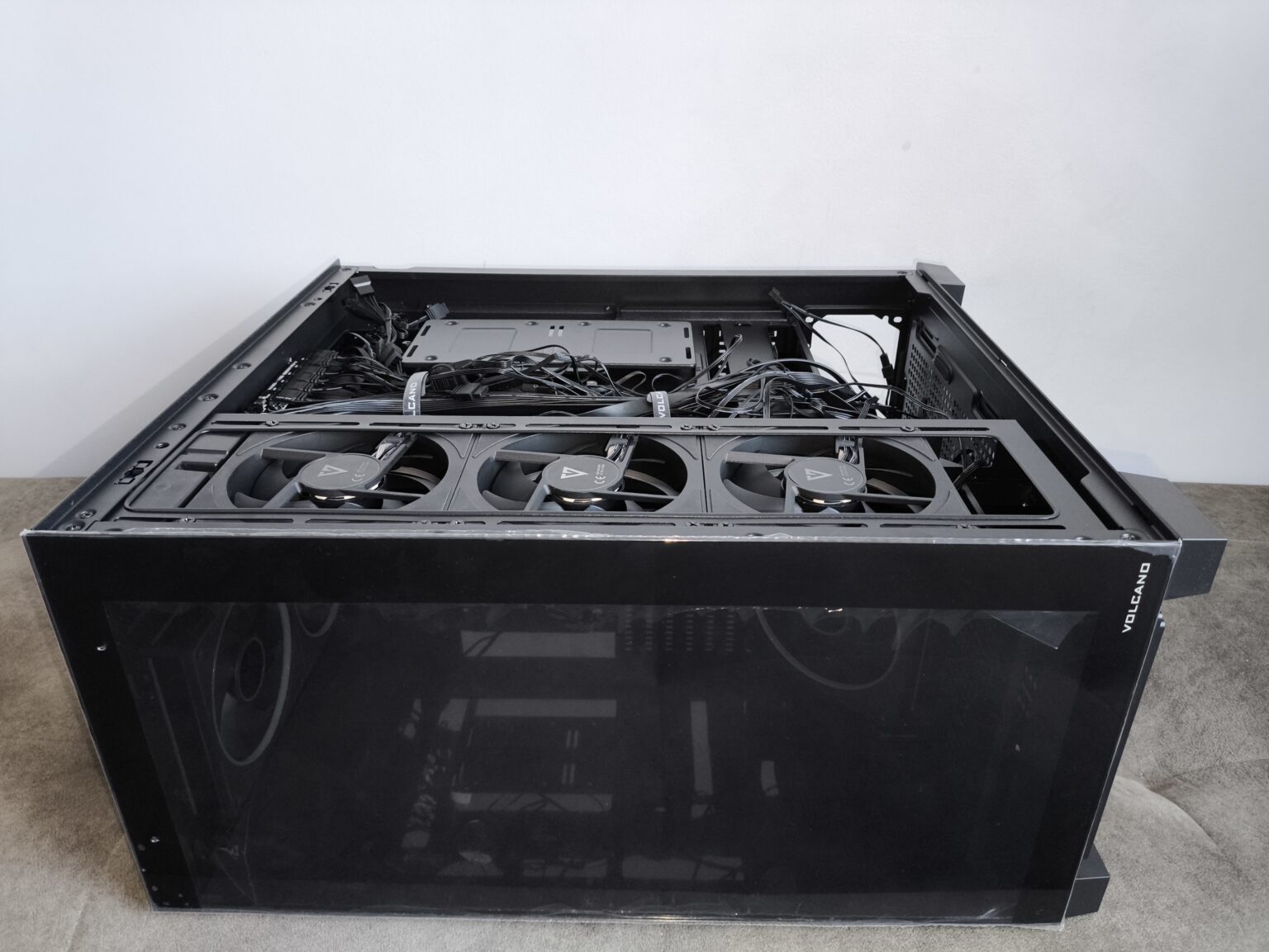 Modecom Volcano Stellar Plus ARGB Midi 8F Black - test obudowy w nowej wersji. Propozycja dla fanów rozbudowanego podświetlenia ARGB i większej ilości miejsca we wnętrzu