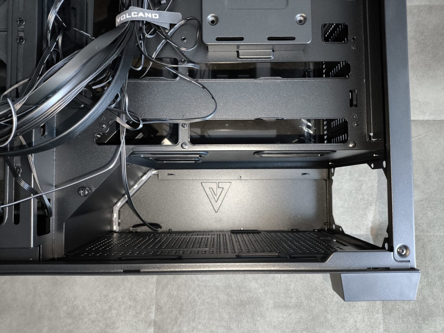 Modecom Volcano Stellar Plus ARGB Midi 8F Black - test obudowy w nowej wersji. Propozycja dla fanów rozbudowanego podświetlenia ARGB i większej ilości miejsca we wnętrzu