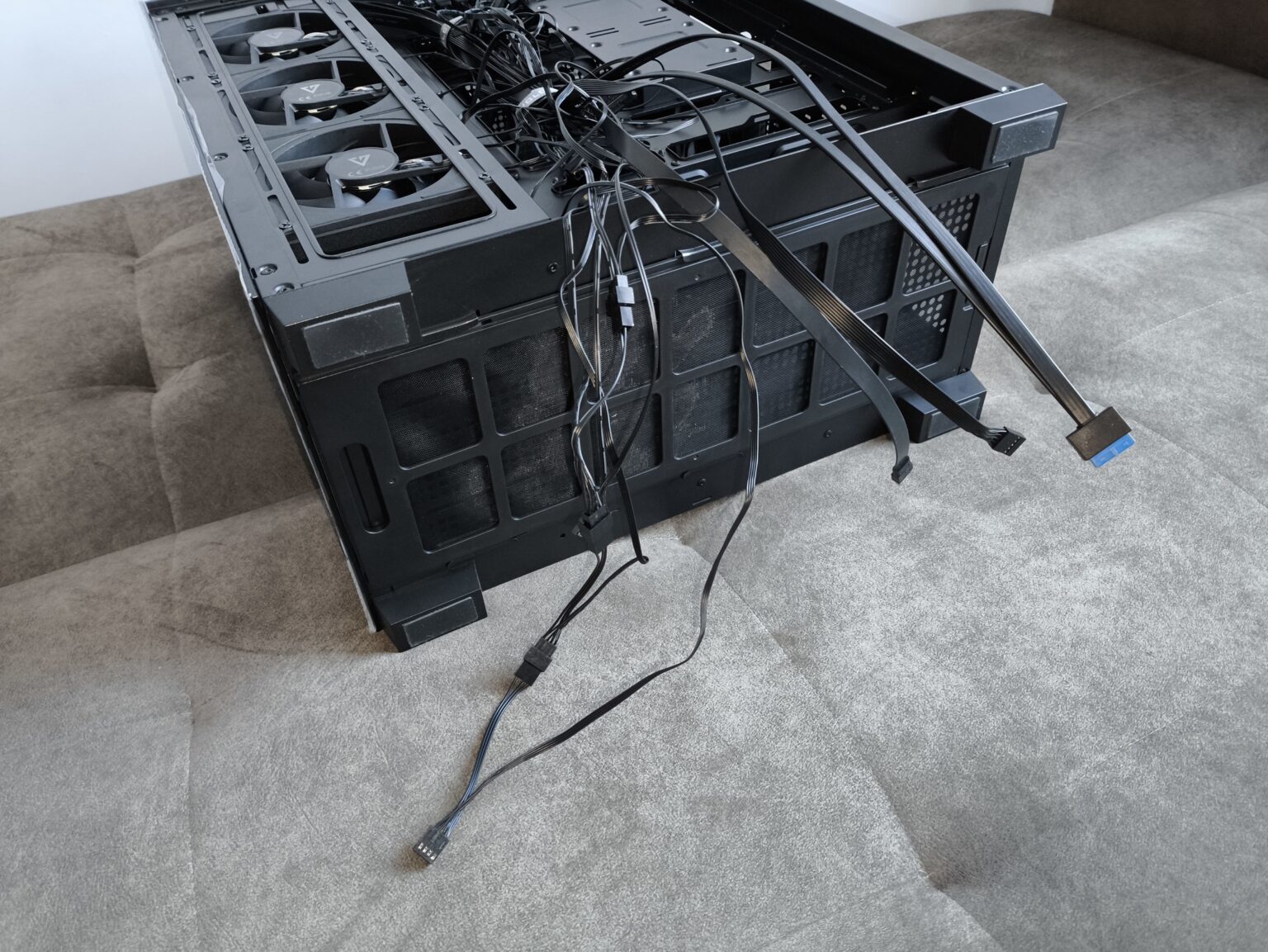 Modecom Volcano Stellar Plus ARGB Midi 8F Black - test obudowy w nowej wersji. Propozycja dla fanów rozbudowanego podświetlenia ARGB i większej ilości miejsca we wnętrzu