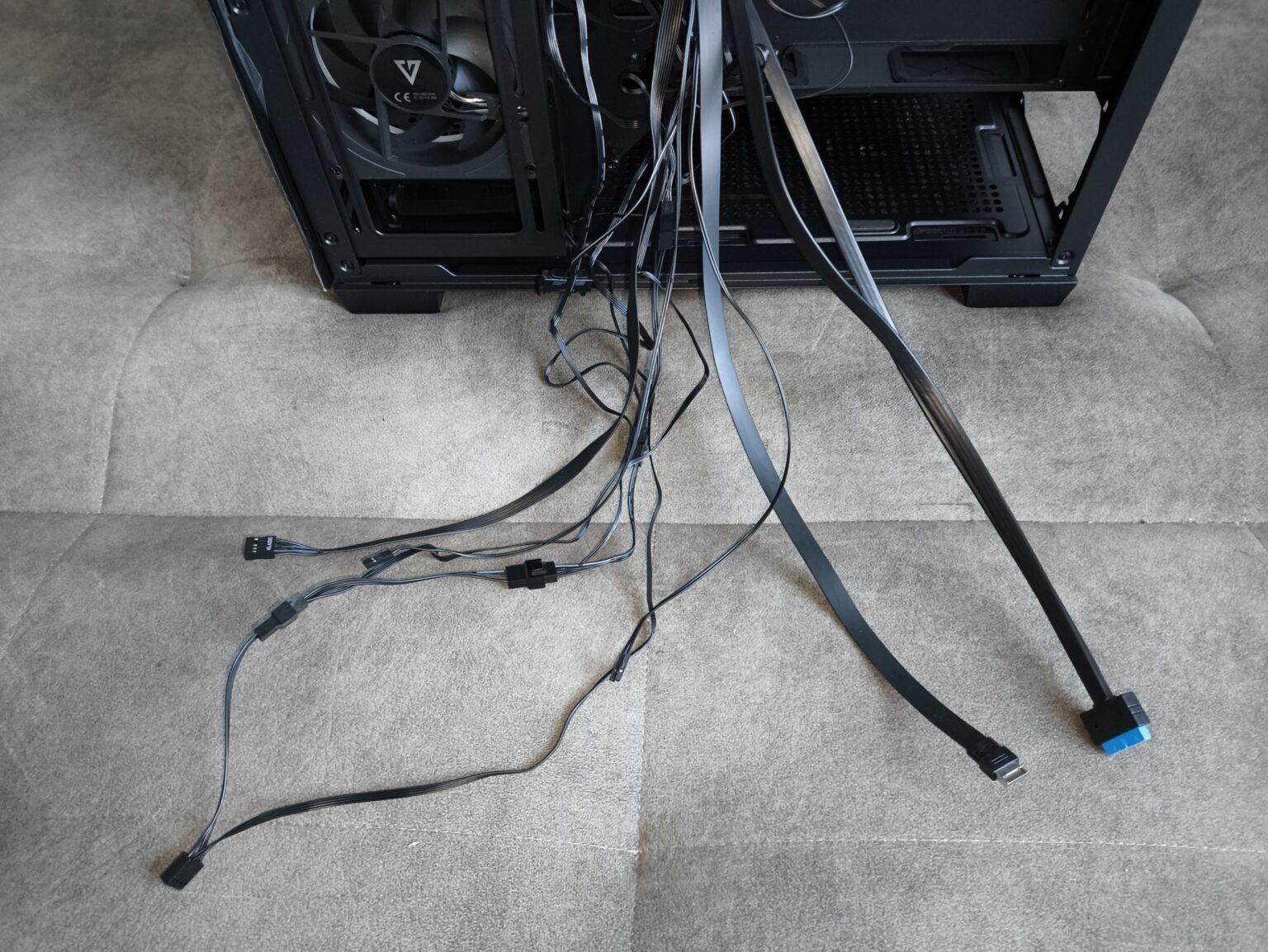 Modecom Volcano Stellar Plus ARGB Midi 8F Black - test obudowy w nowej wersji. Propozycja dla fanów rozbudowanego podświetlenia ARGB i większej ilości miejsca we wnętrzu