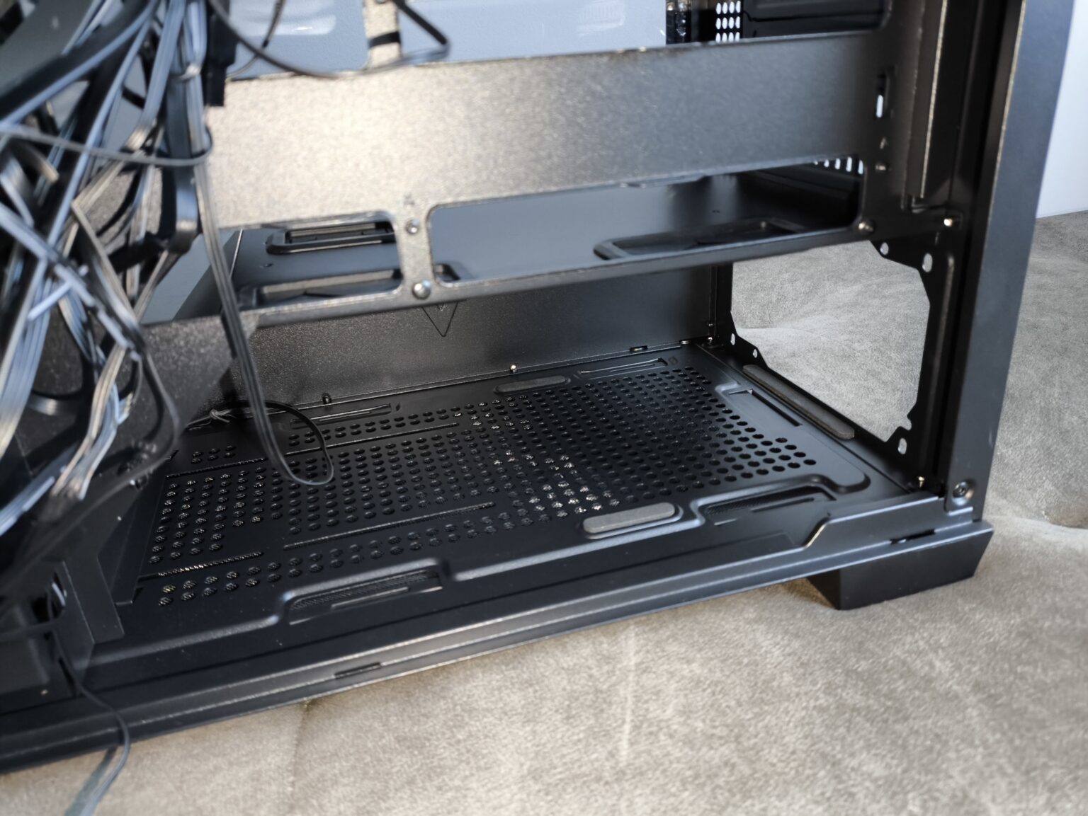 Modecom Volcano Stellar Plus ARGB Midi 8F Black - test obudowy w nowej wersji. Propozycja dla fanów rozbudowanego podświetlenia ARGB i większej ilości miejsca we wnętrzu