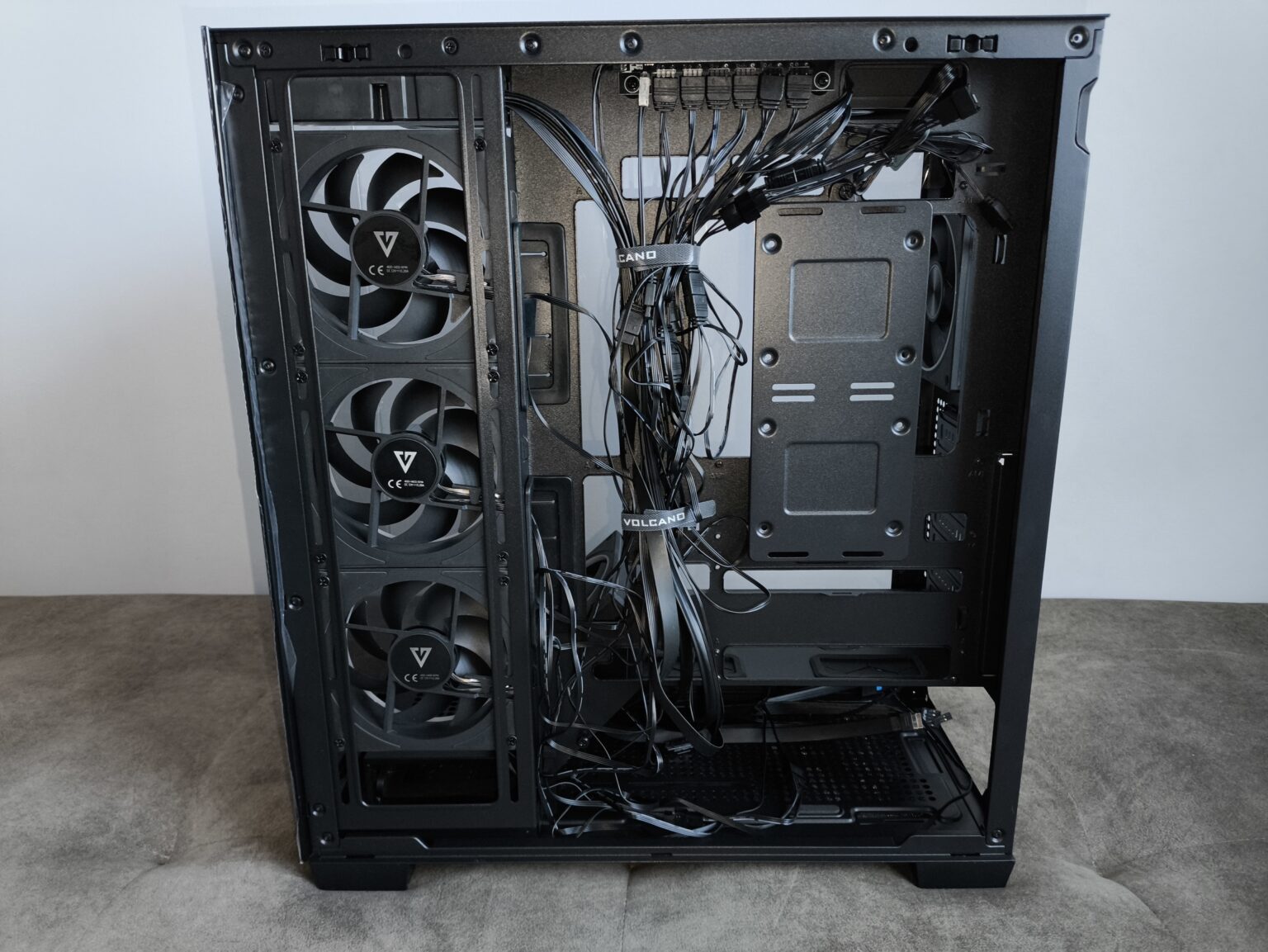 Modecom Volcano Stellar Plus ARGB Midi 8F Black - test obudowy w nowej wersji. Propozycja dla fanów rozbudowanego podświetlenia ARGB i większej ilości miejsca we wnętrzu