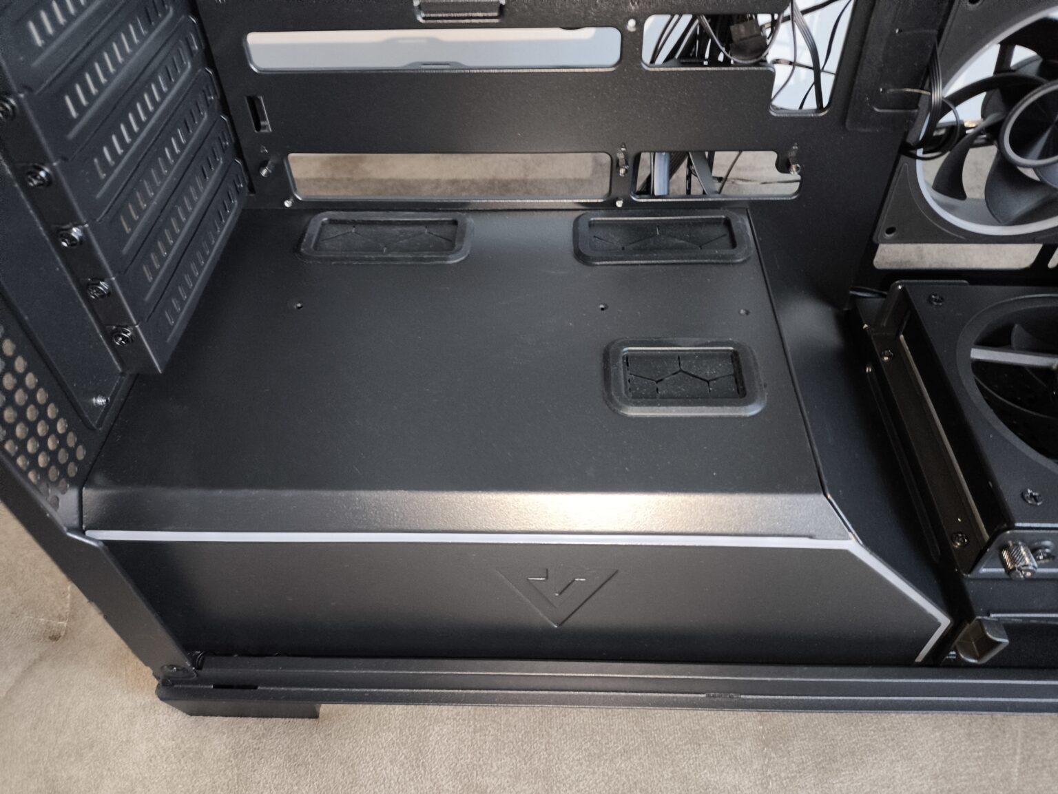 Modecom Volcano Stellar Plus ARGB Midi 8F Black - test obudowy w nowej wersji. Propozycja dla fanów rozbudowanego podświetlenia ARGB i większej ilości miejsca we wnętrzu