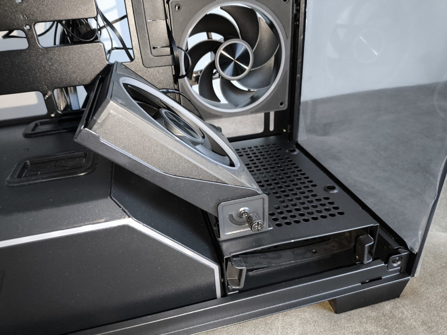 Modecom Volcano Stellar Plus ARGB Midi 8F Black - test obudowy w nowej wersji. Propozycja dla fanów rozbudowanego podświetlenia ARGB i większej ilości miejsca we wnętrzu