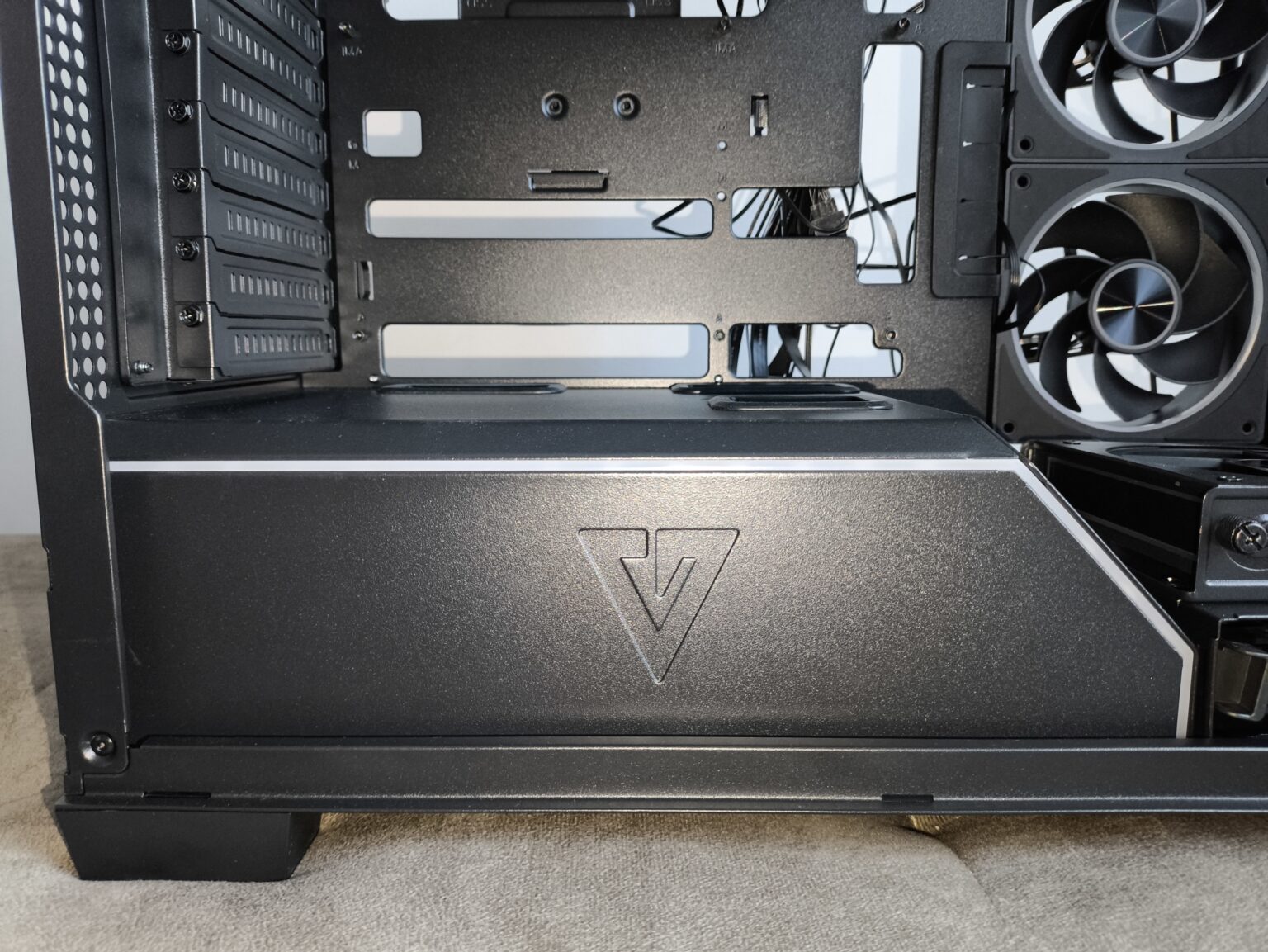 Modecom Volcano Stellar Plus ARGB Midi 8F Black - test obudowy w nowej wersji. Propozycja dla fanów rozbudowanego podświetlenia ARGB i większej ilości miejsca we wnętrzu