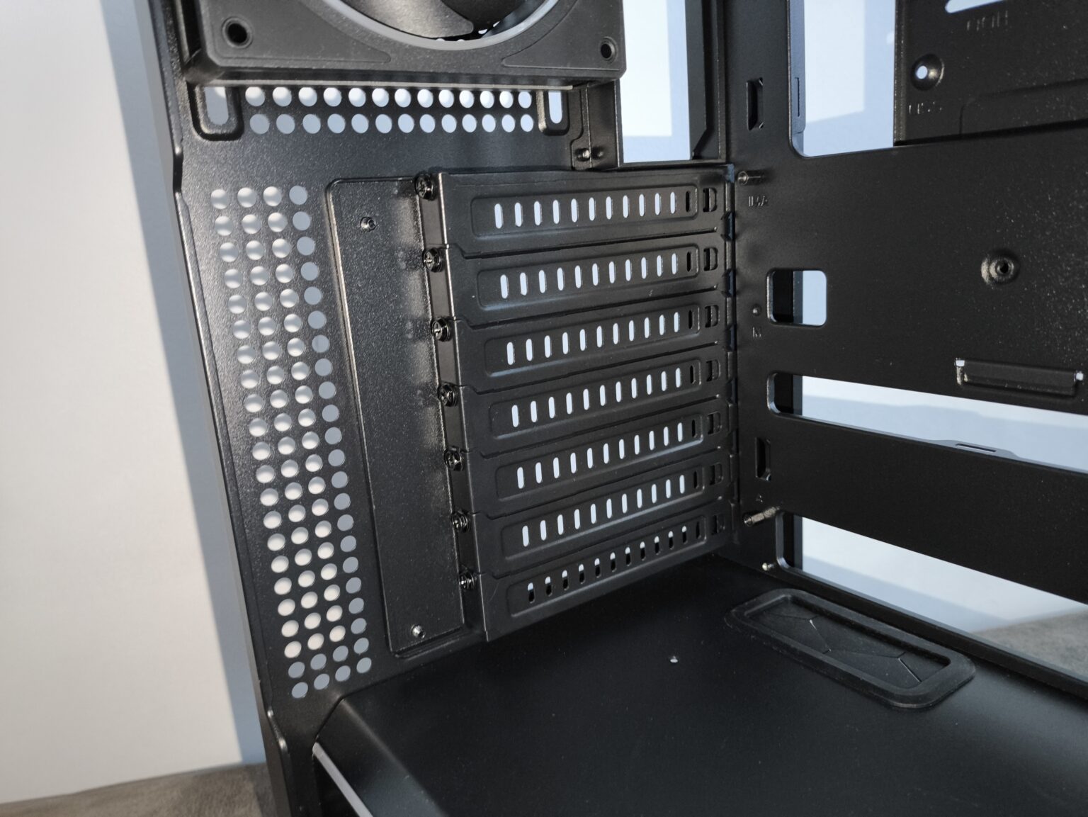 Modecom Volcano Stellar Plus ARGB Midi 8F Black - test obudowy w nowej wersji. Propozycja dla fanów rozbudowanego podświetlenia ARGB i większej ilości miejsca we wnętrzu