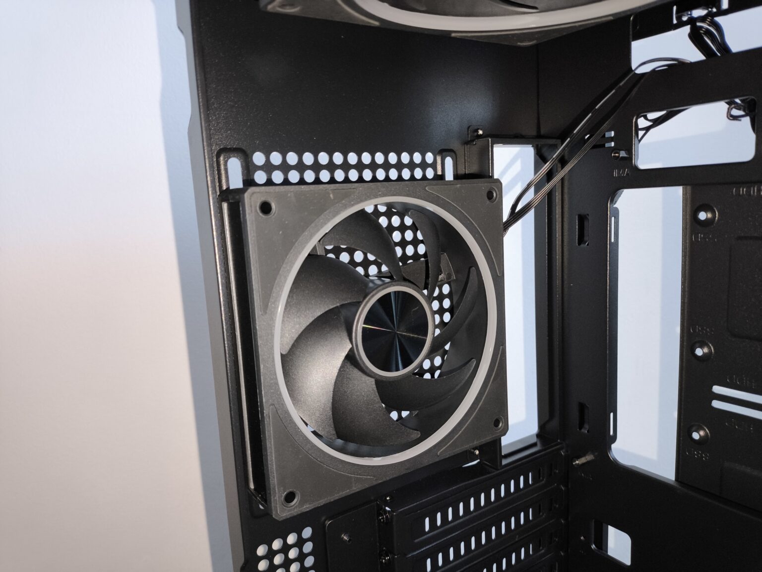 Modecom Volcano Stellar Plus ARGB Midi 8F Black - test obudowy w nowej wersji. Propozycja dla fanów rozbudowanego podświetlenia ARGB i większej ilości miejsca we wnętrzu