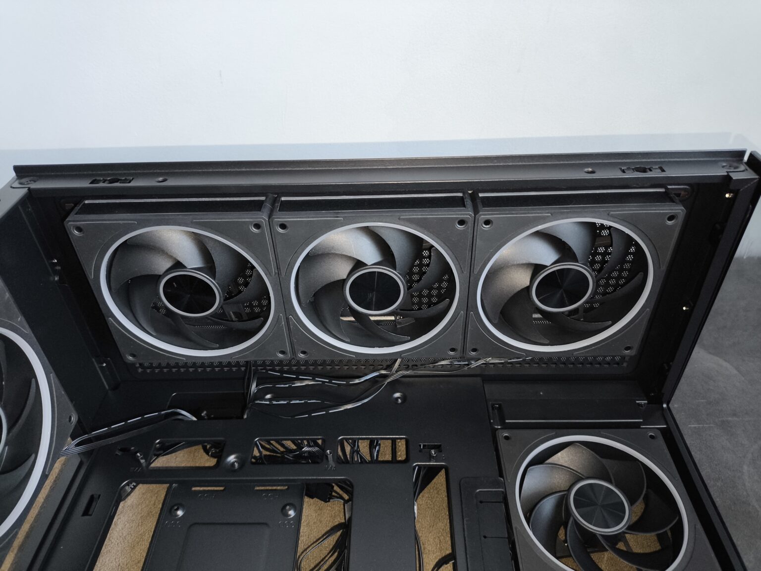 Modecom Volcano Stellar Plus ARGB Midi 8F Black - test obudowy w nowej wersji. Propozycja dla fanów rozbudowanego podświetlenia ARGB i większej ilości miejsca we wnętrzu