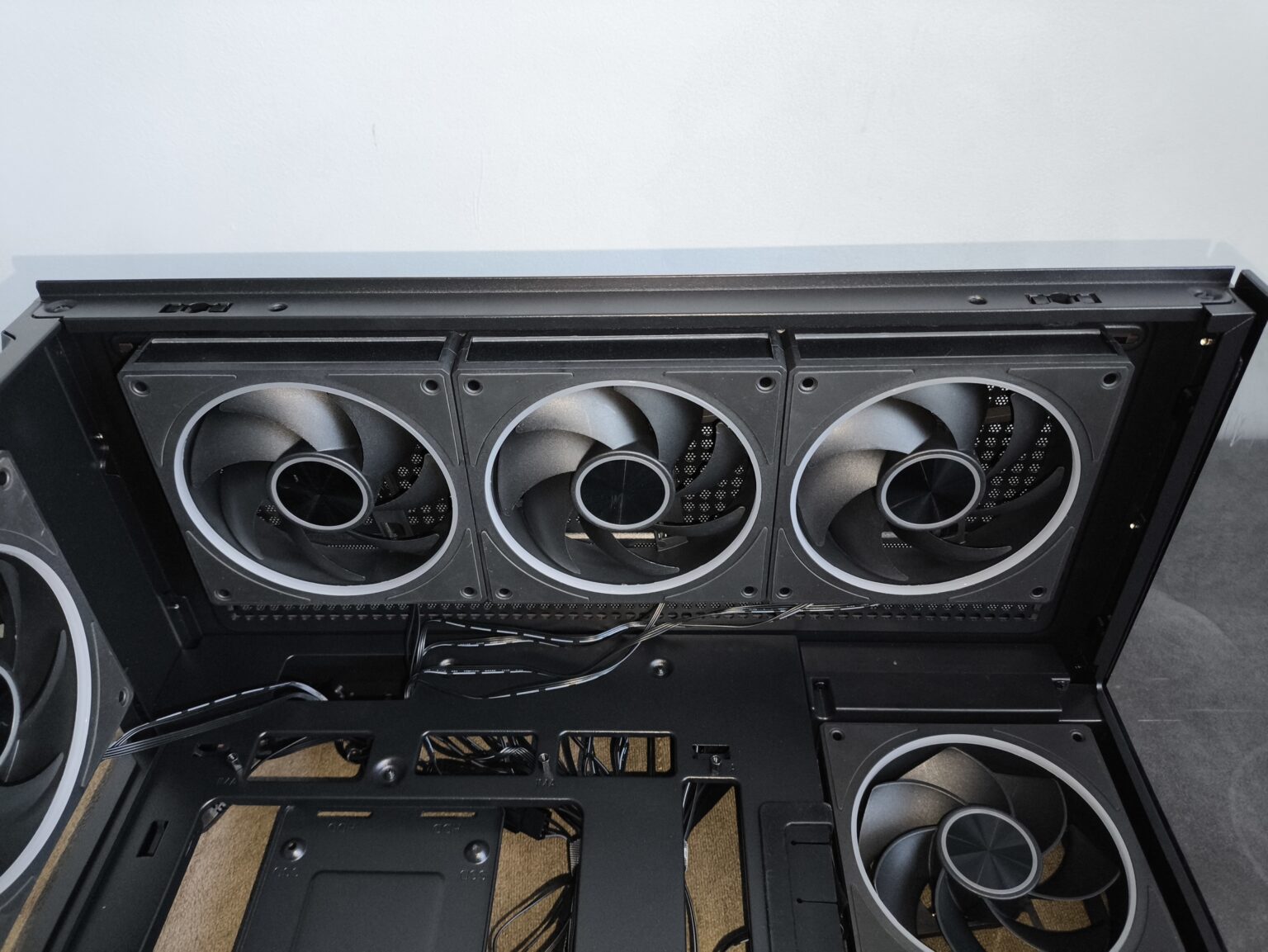 Modecom Volcano Stellar Plus ARGB Midi 8F Black - test obudowy w nowej wersji. Propozycja dla fanów rozbudowanego podświetlenia ARGB i większej ilości miejsca we wnętrzu