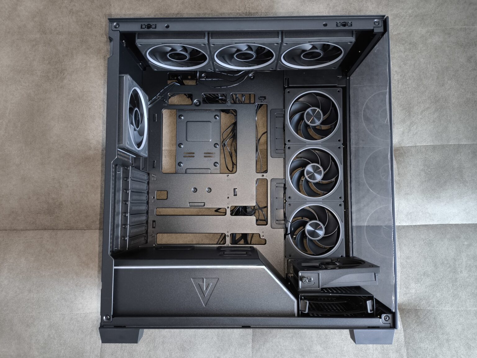 Modecom Volcano Stellar Plus ARGB Midi 8F Black - test obudowy w nowej wersji. Propozycja dla fanów rozbudowanego podświetlenia ARGB i większej ilości miejsca we wnętrzu