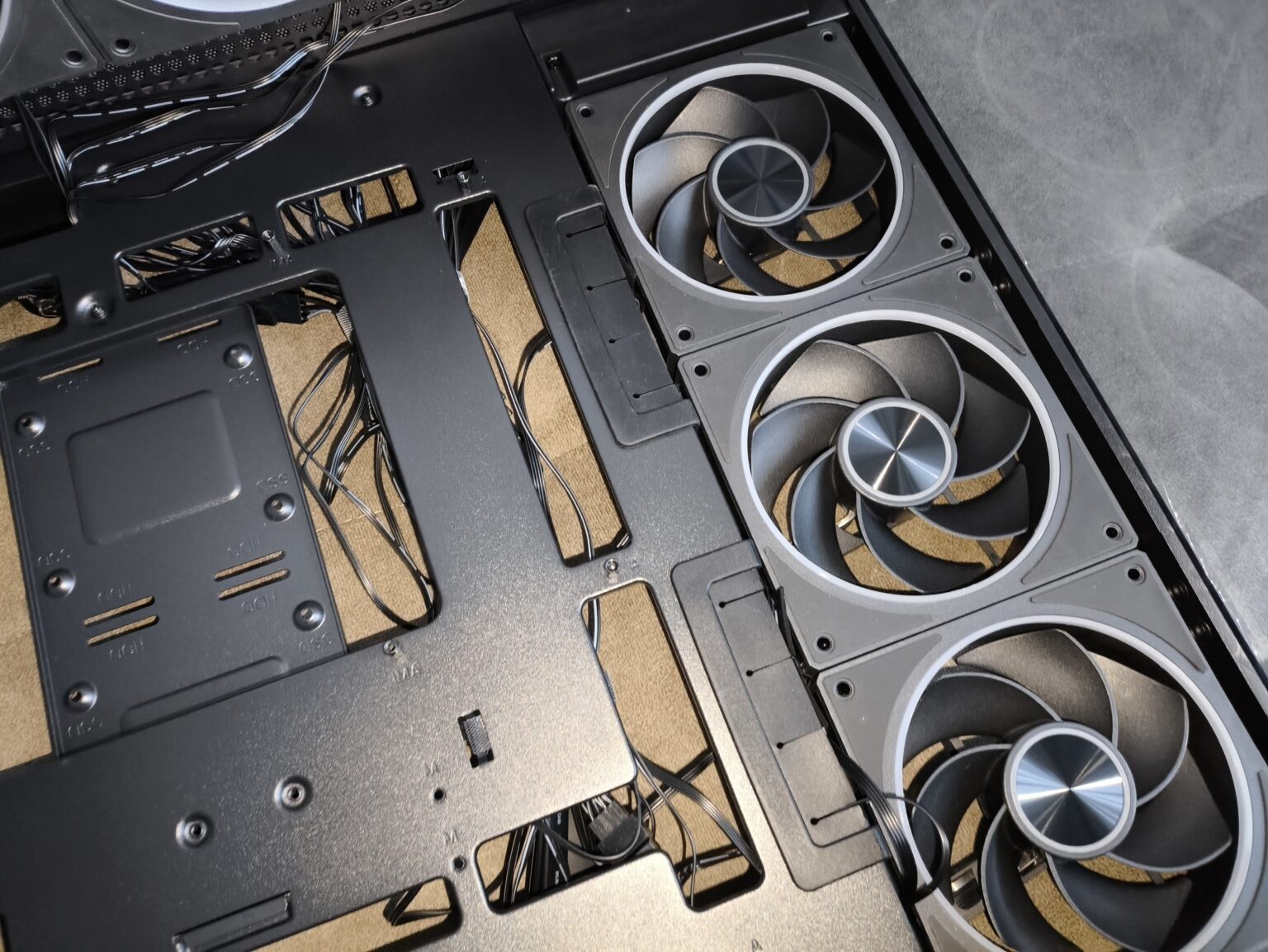 Modecom Volcano Stellar Plus ARGB Midi 8F Black - test obudowy w nowej wersji. Propozycja dla fanów rozbudowanego podświetlenia ARGB i większej ilości miejsca we wnętrzu