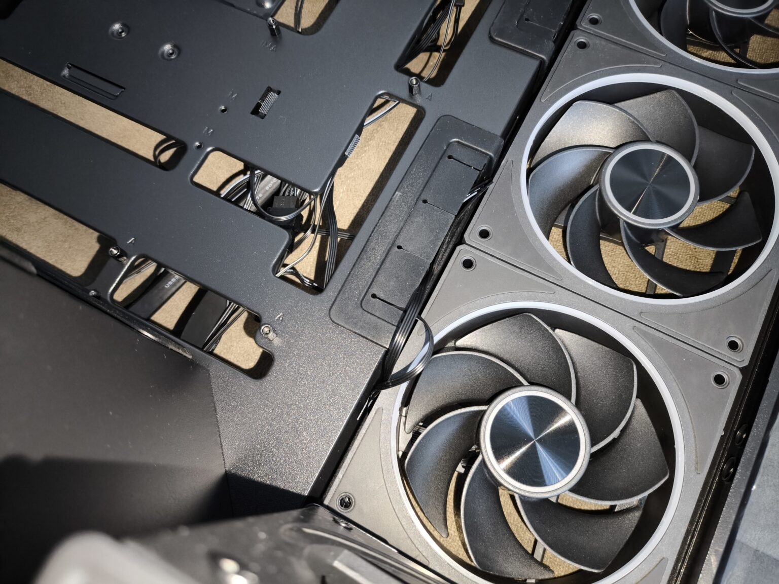 Modecom Volcano Stellar Plus ARGB Midi 8F Black - test obudowy w nowej wersji. Propozycja dla fanów rozbudowanego podświetlenia ARGB i większej ilości miejsca we wnętrzu