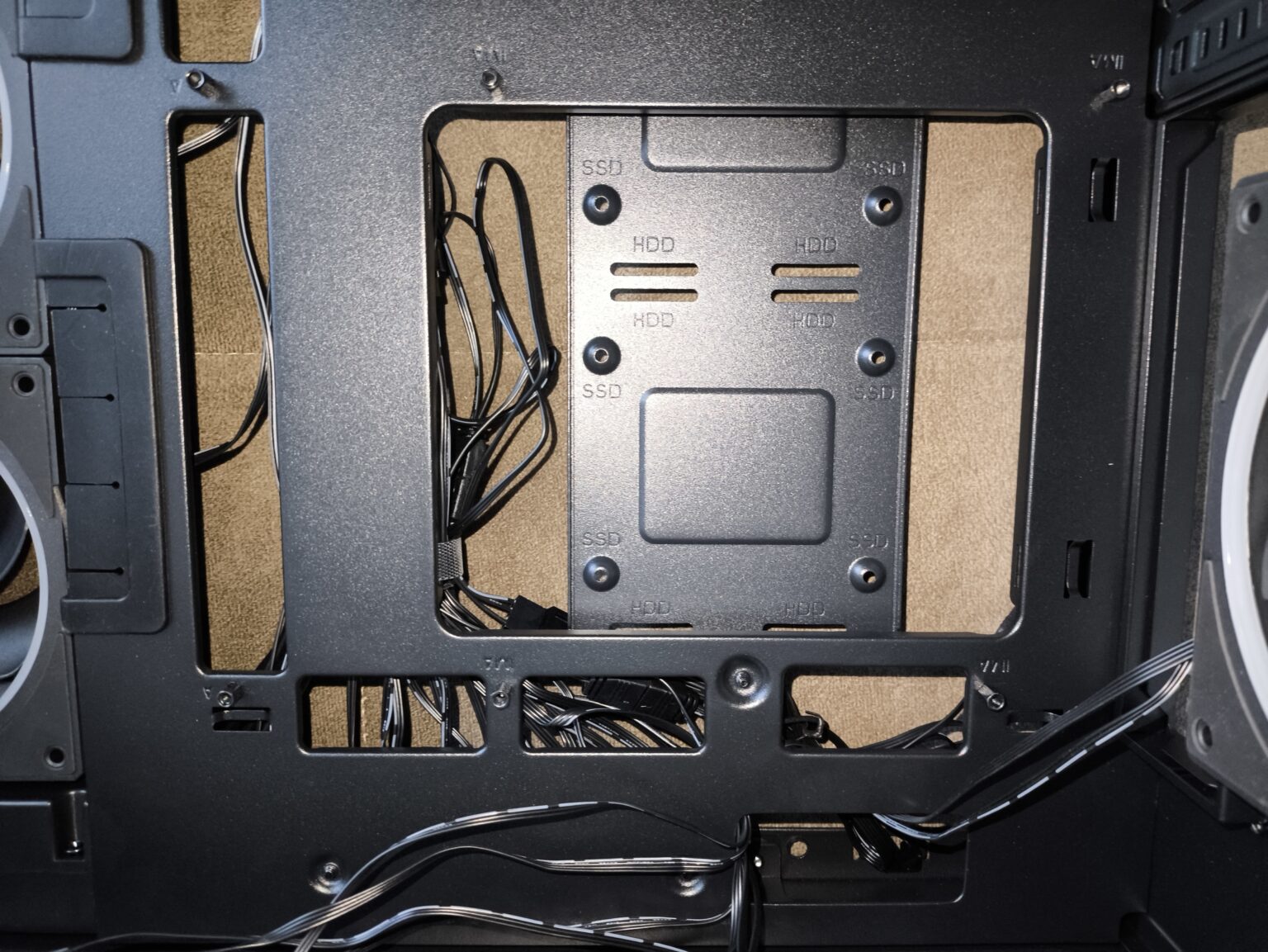 Modecom Volcano Stellar Plus ARGB Midi 8F Black - test obudowy w nowej wersji. Propozycja dla fanów rozbudowanego podświetlenia ARGB i większej ilości miejsca we wnętrzu