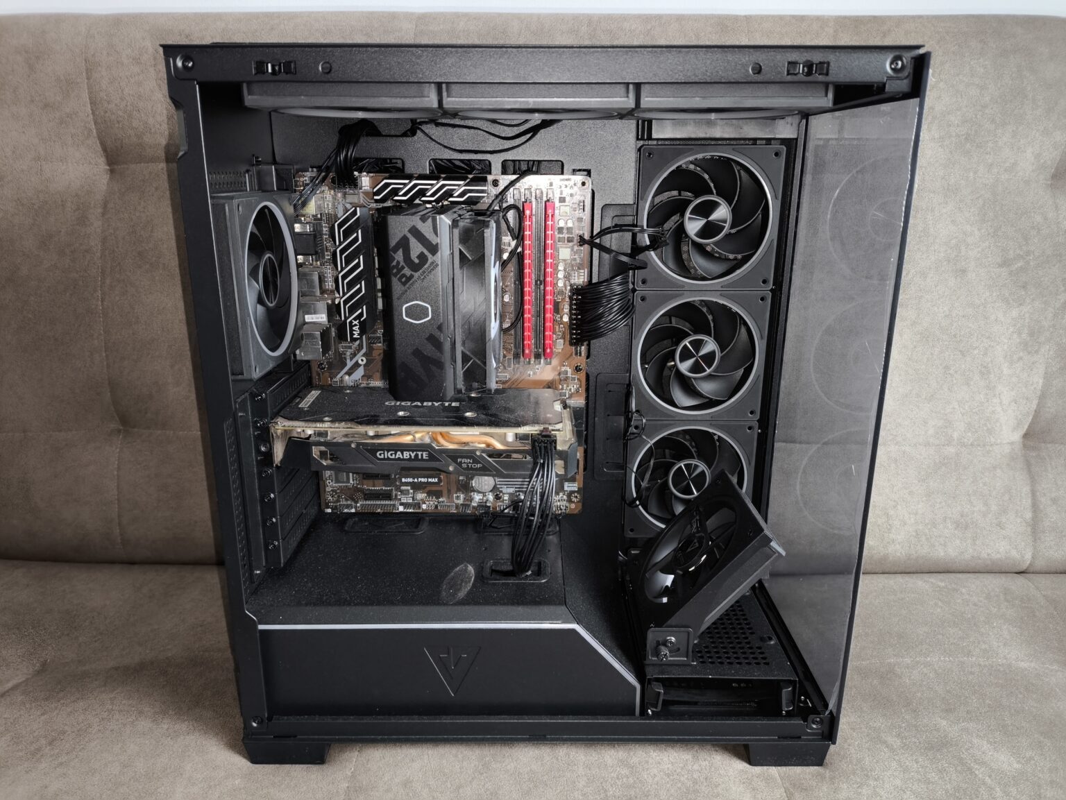 Modecom Volcano Stellar Plus ARGB Midi 8F Black - test obudowy w nowej wersji. Propozycja dla fanów rozbudowanego podświetlenia ARGB i większej ilości miejsca we wnętrzu