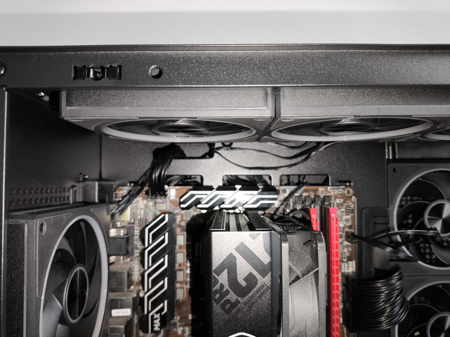 Modecom Volcano Stellar Plus ARGB Midi 8F Black - test obudowy w nowej wersji. Propozycja dla fanów rozbudowanego podświetlenia ARGB i większej ilości miejsca we wnętrzu