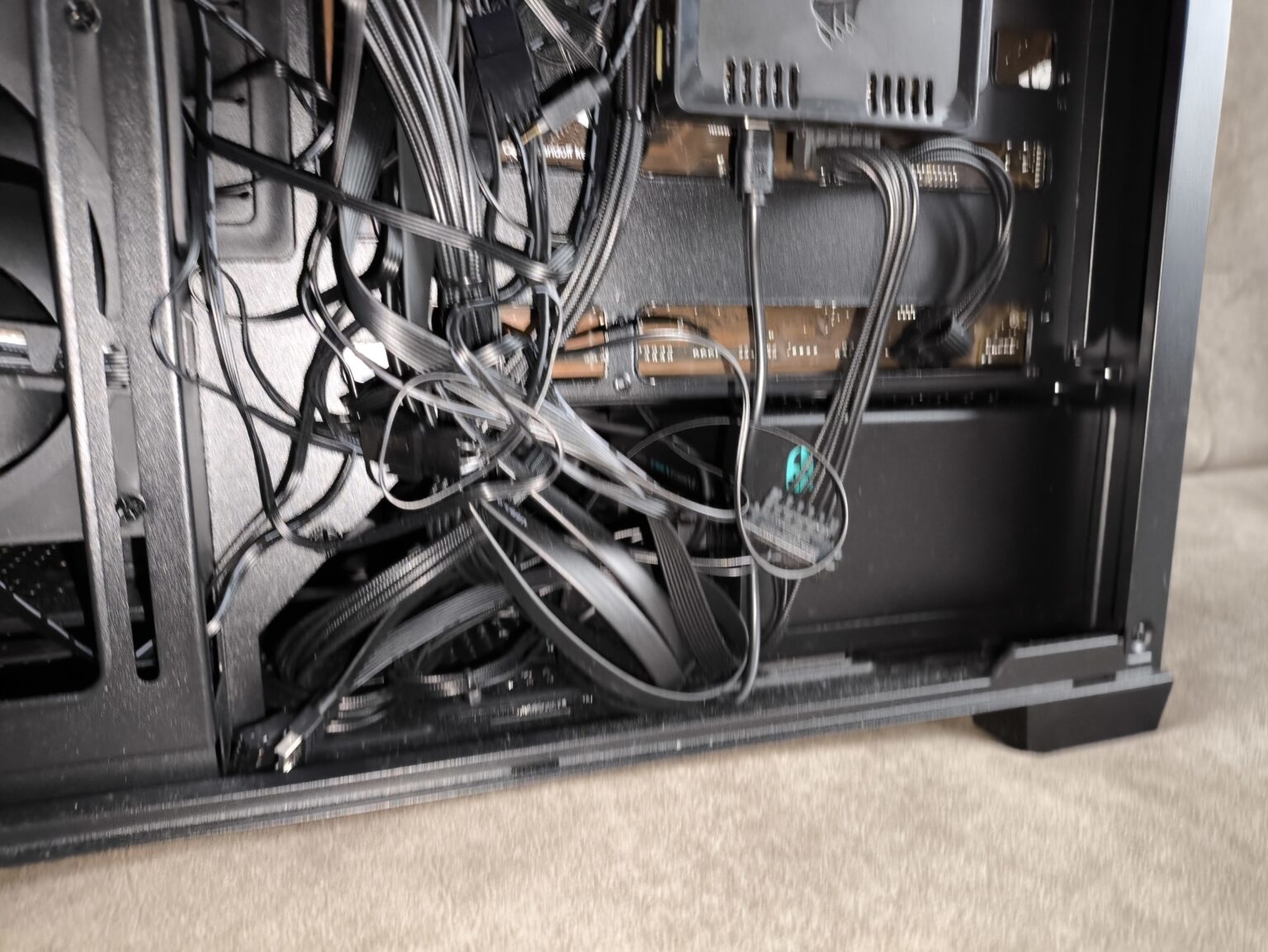 Modecom Volcano Stellar Plus ARGB Midi 8F Black - test obudowy w nowej wersji. Propozycja dla fanów rozbudowanego podświetlenia ARGB i większej ilości miejsca we wnętrzu