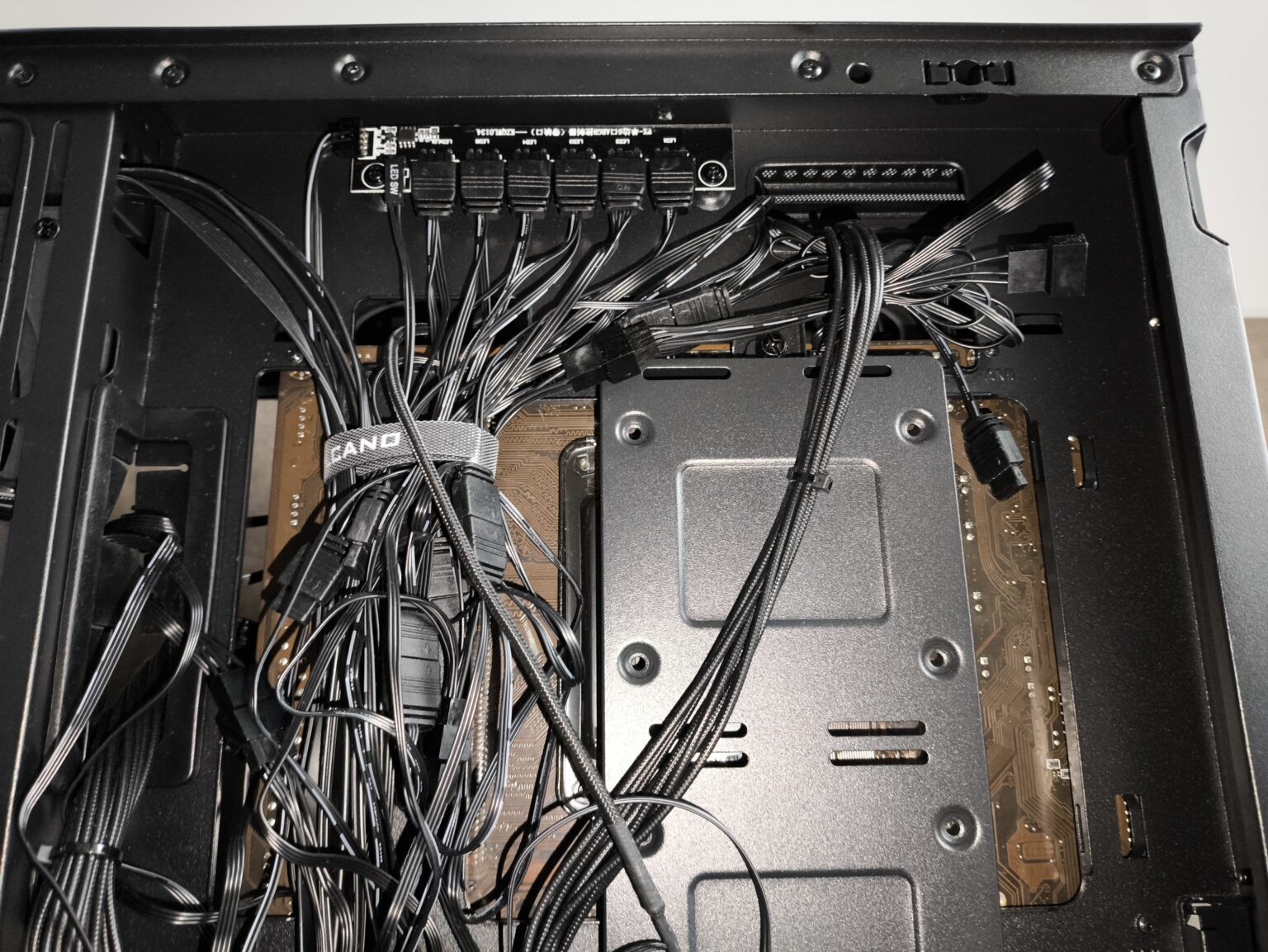 Modecom Volcano Stellar Plus ARGB Midi 8F Black - test obudowy w nowej wersji. Propozycja dla fanów rozbudowanego podświetlenia ARGB i większej ilości miejsca we wnętrzu