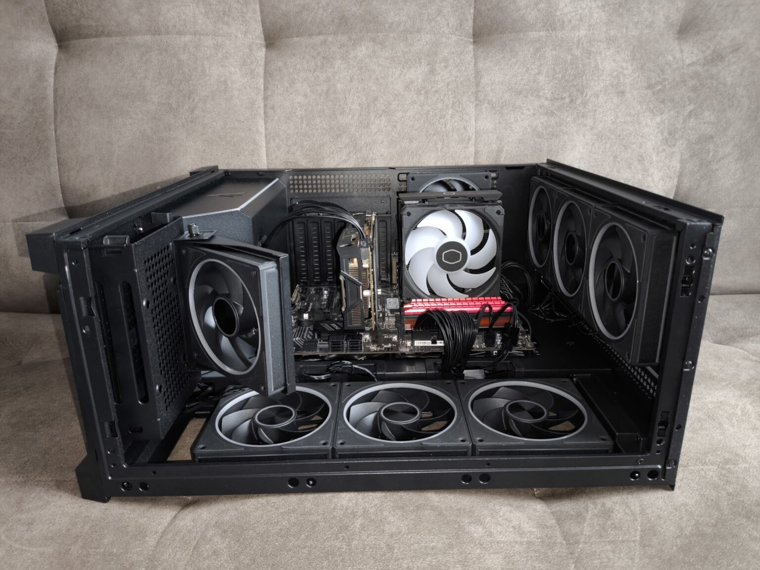 Modecom Volcano Stellar Plus ARGB Midi 8F Black - test obudowy w nowej wersji. Propozycja dla fanów rozbudowanego podświetlenia ARGB i większej ilości miejsca we wnętrzu