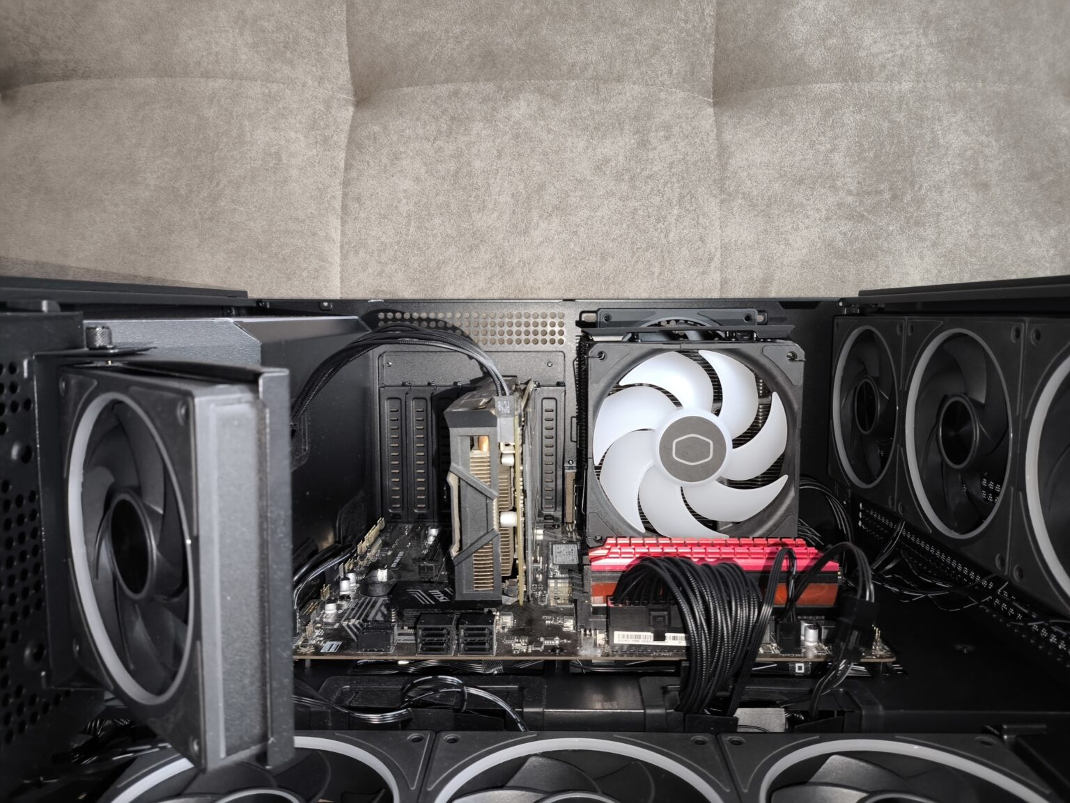 Modecom Volcano Stellar Plus ARGB Midi 8F Black - test obudowy w nowej wersji. Propozycja dla fanów rozbudowanego podświetlenia ARGB i większej ilości miejsca we wnętrzu